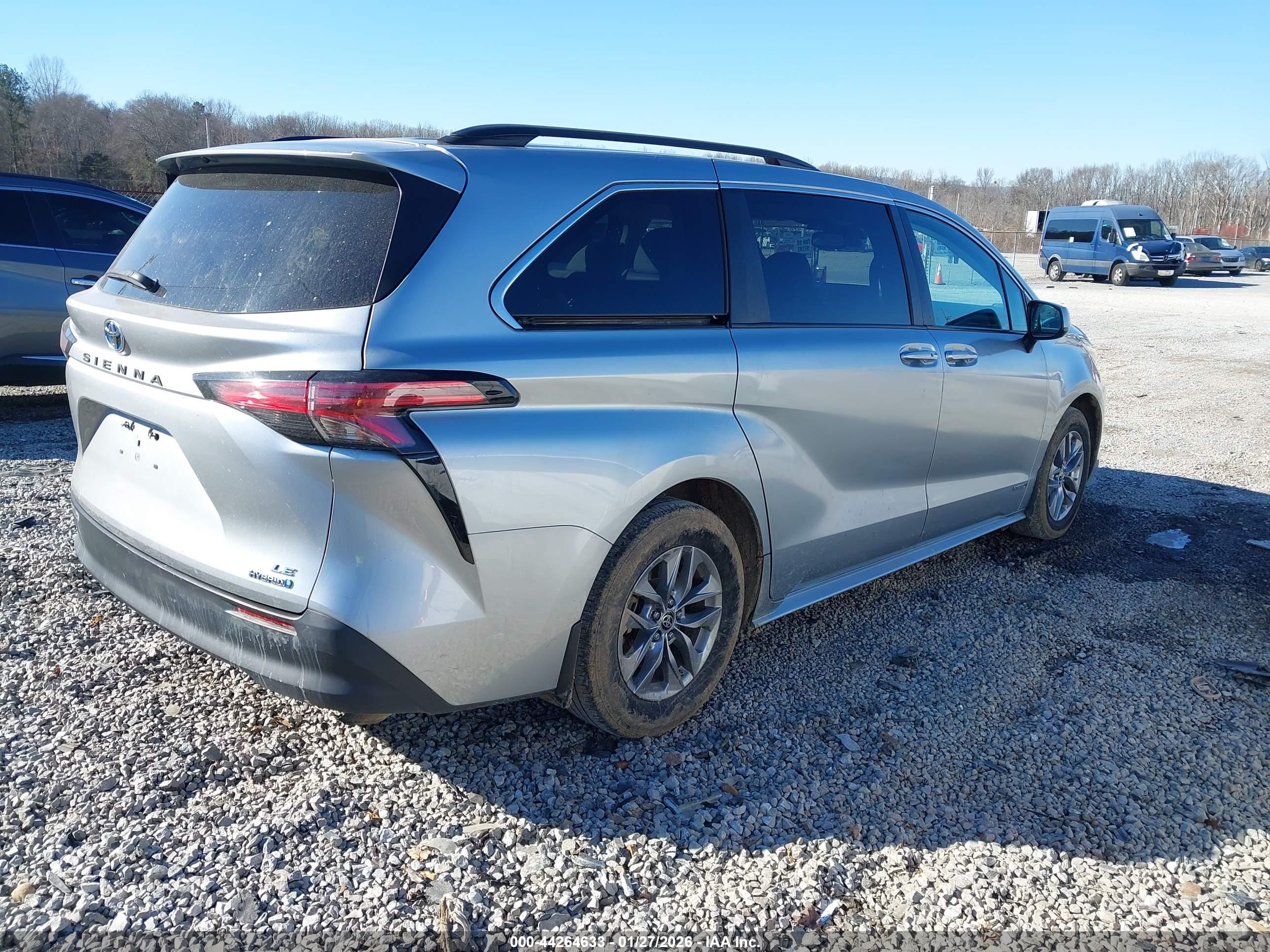 TOYOTA SIENNA image 4
