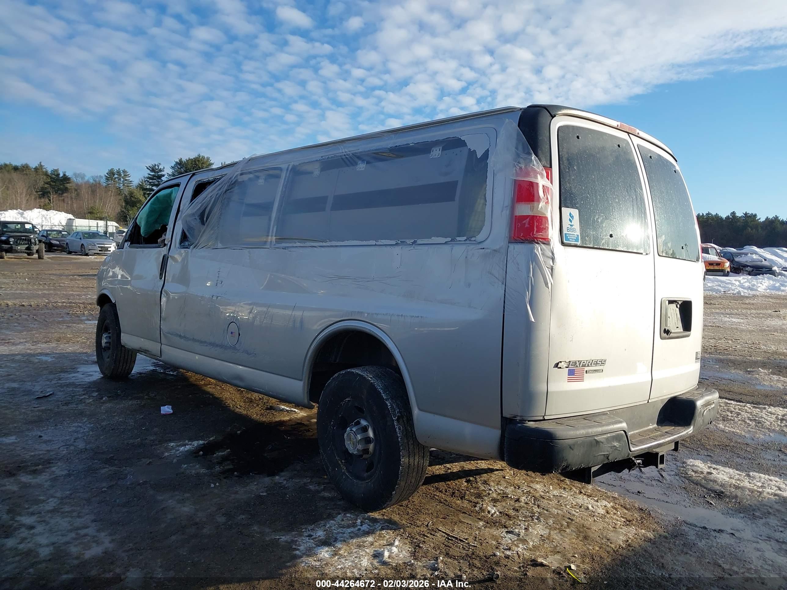 CHEVROLET EXPRESS image 3