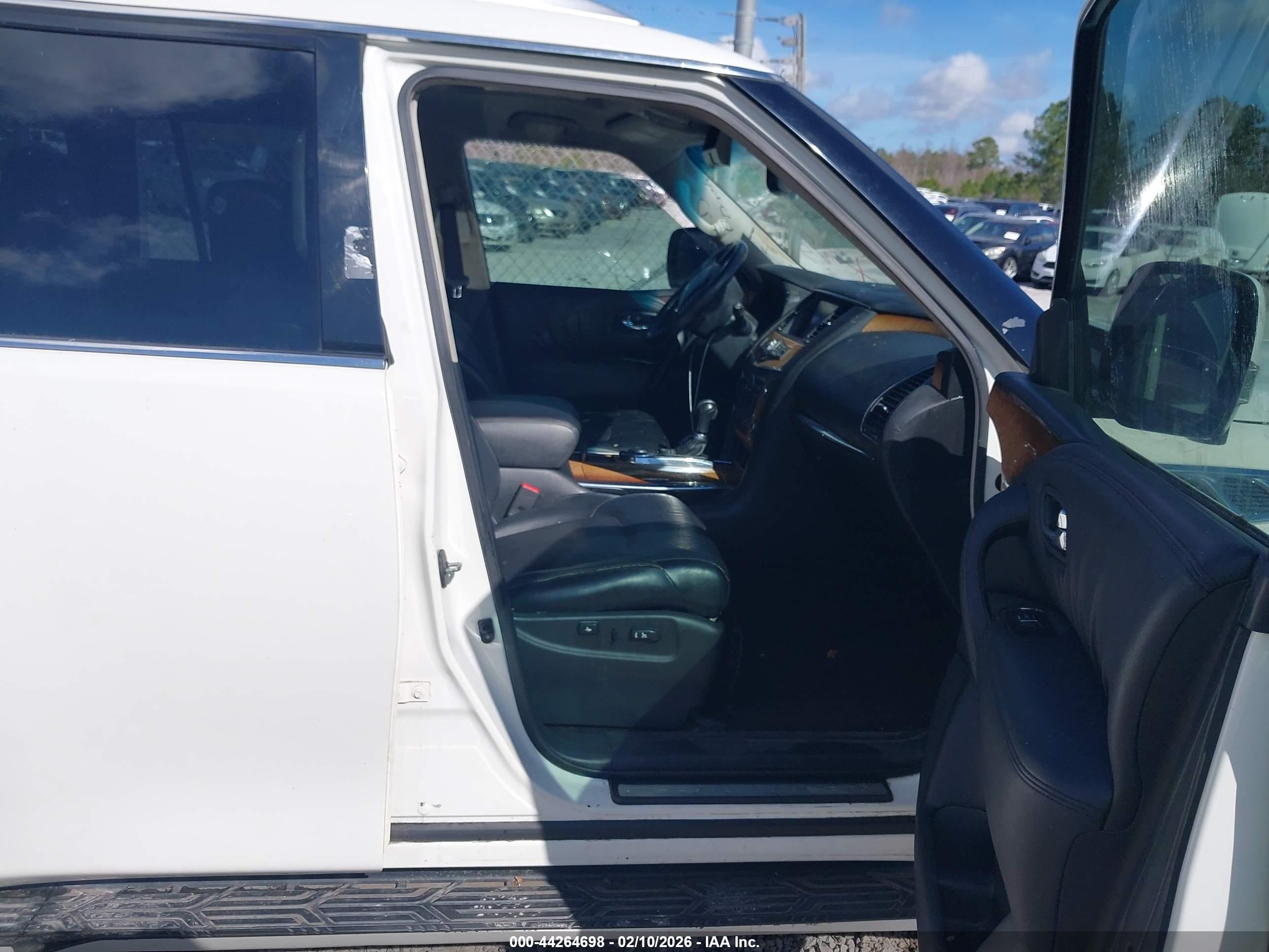 INFINITI QX56 image 5