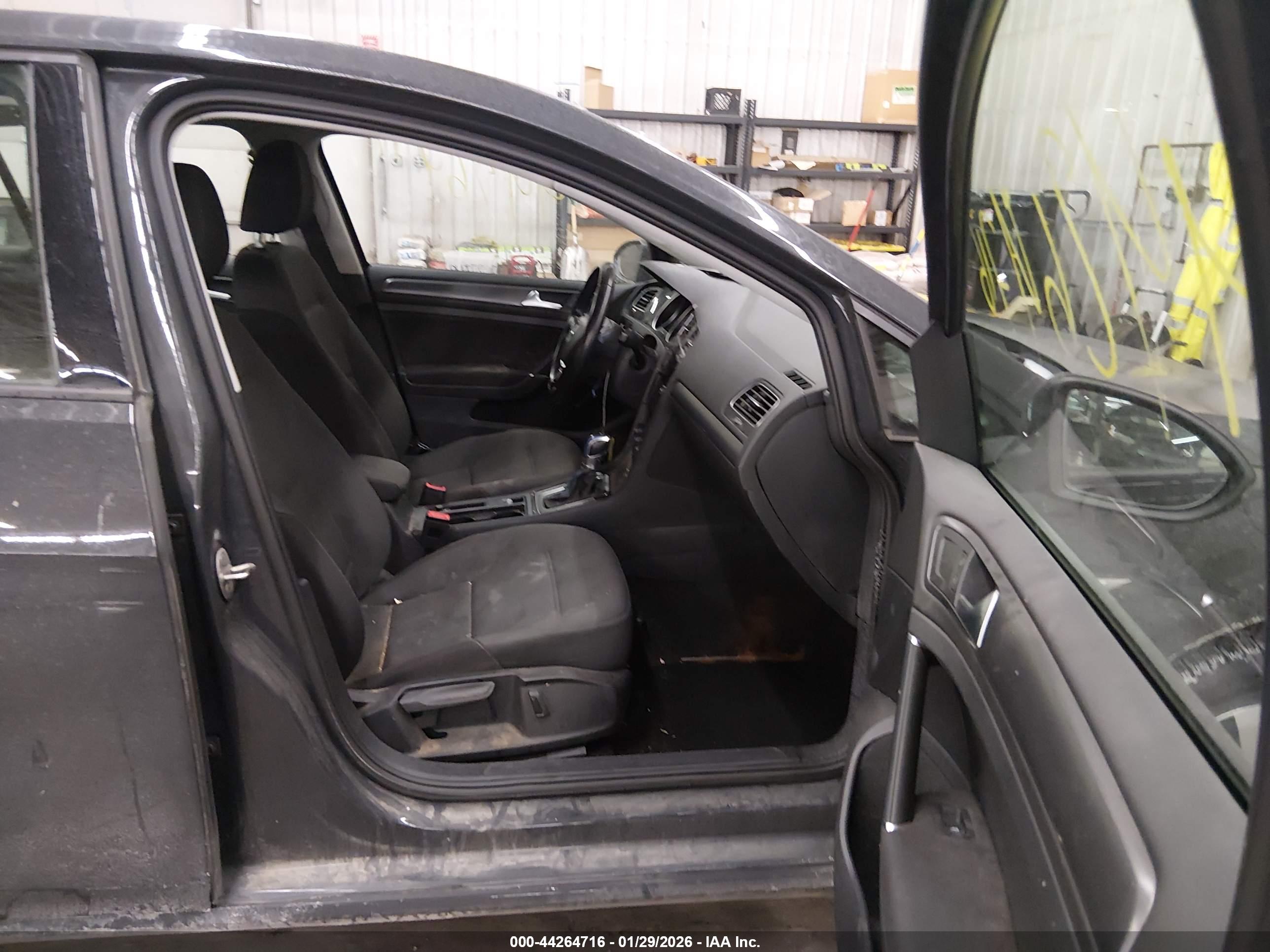 VOLKSWAGEN E-GOLF image 5