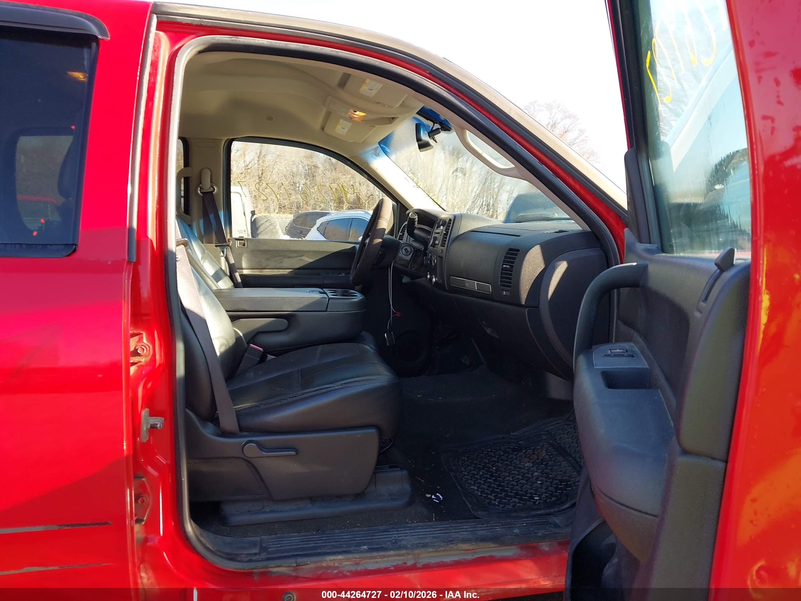CHEVROLET SILVERADO image 5