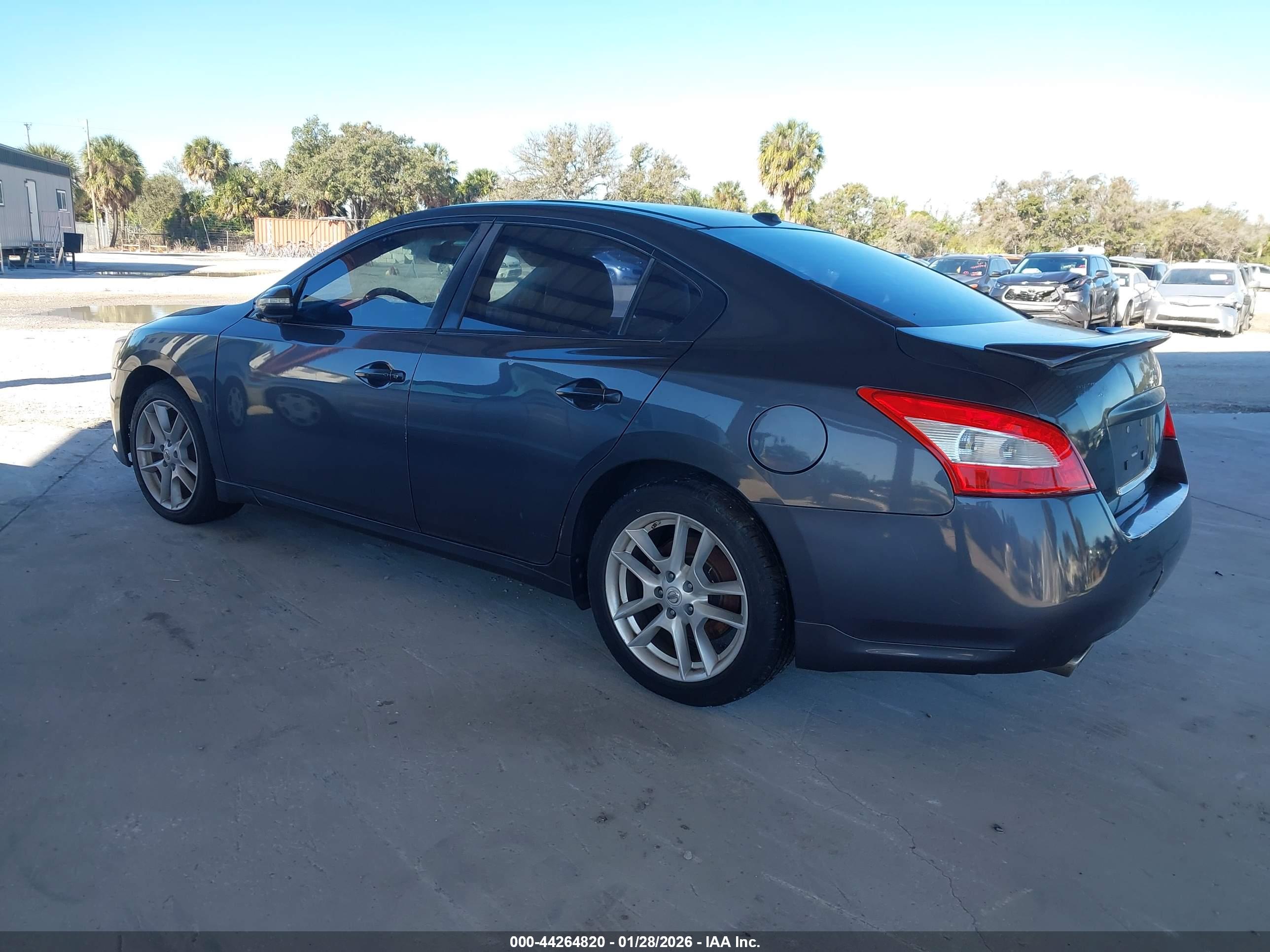 NISSAN MAXIMA image 3