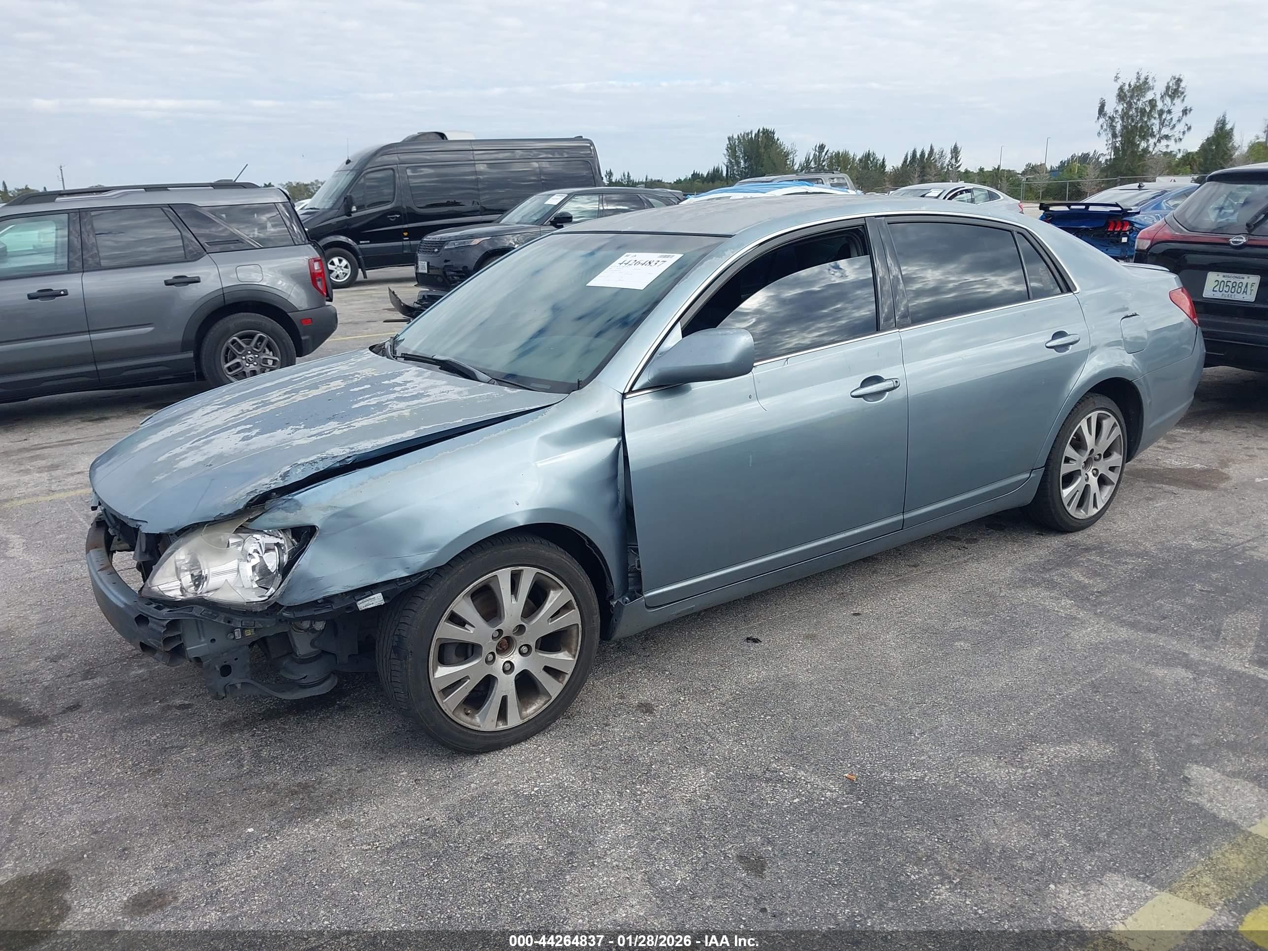 TOYOTA AVALON image 2