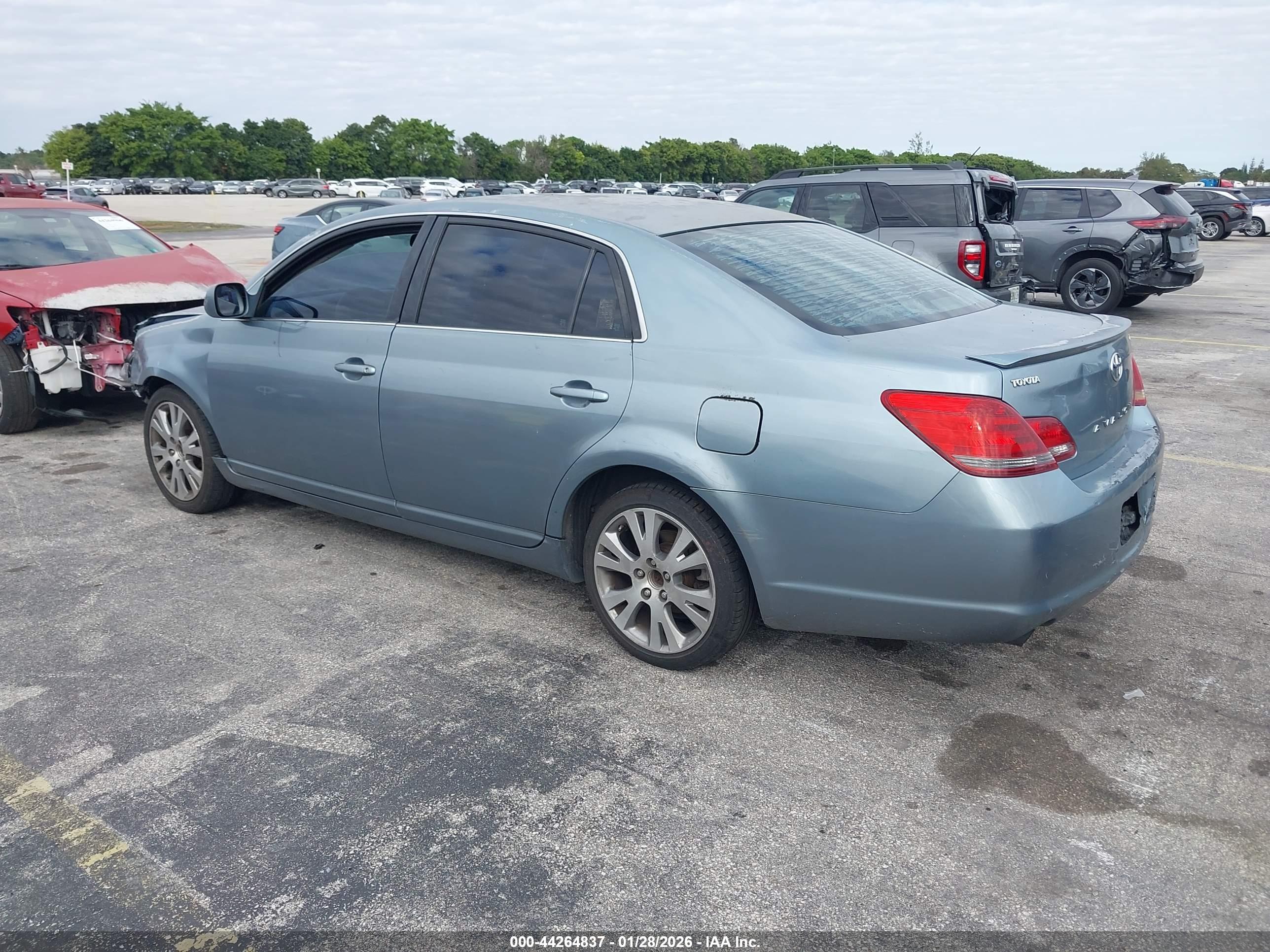 TOYOTA AVALON image 3