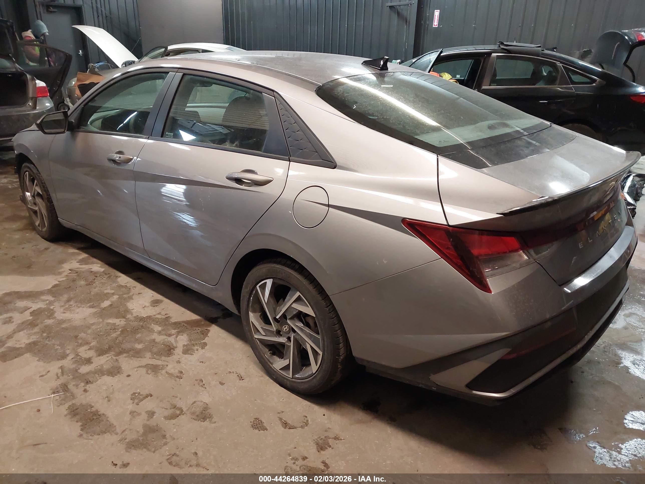 HYUNDAI ELANTRA image 3
