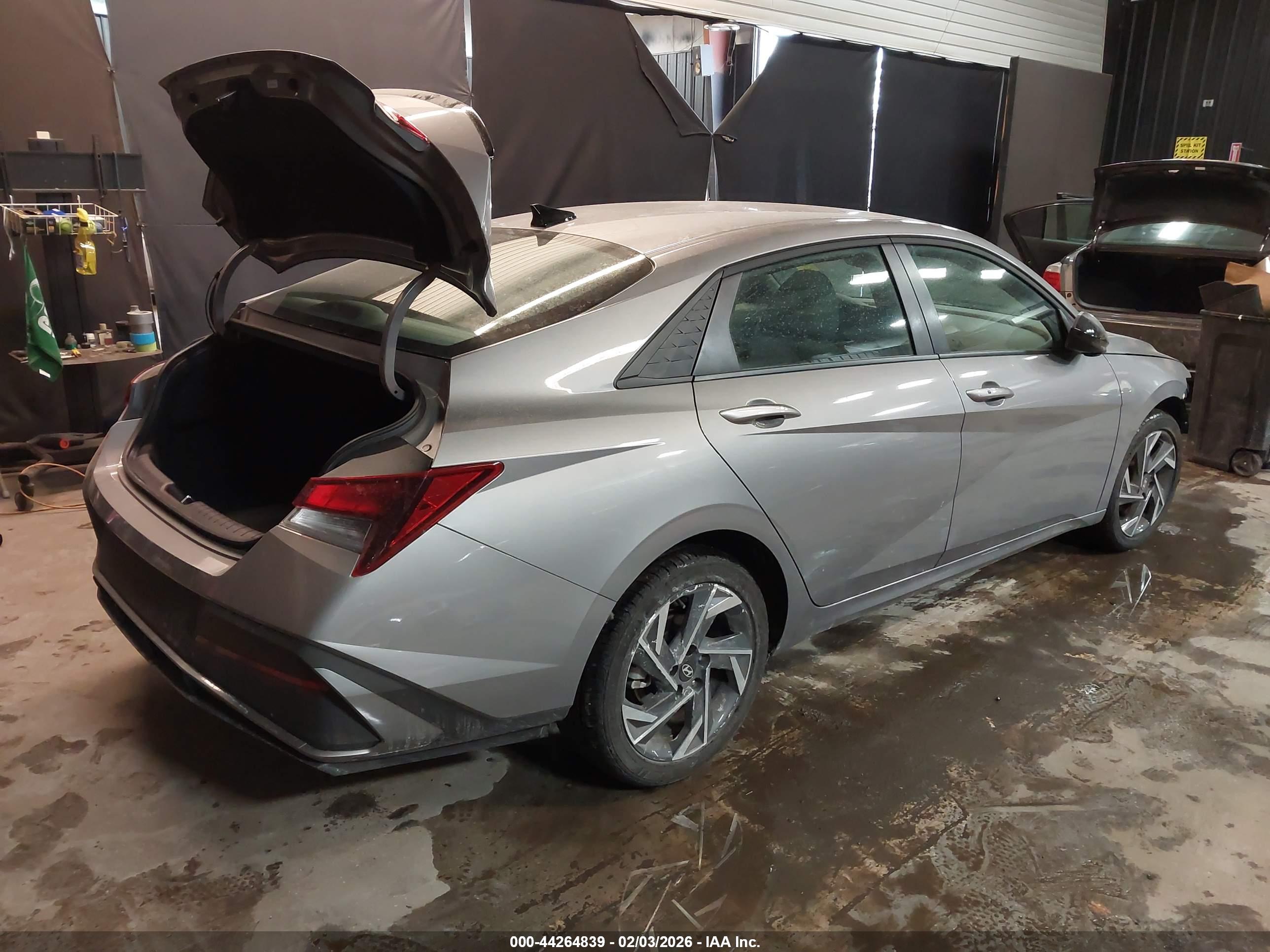 HYUNDAI ELANTRA image 4
