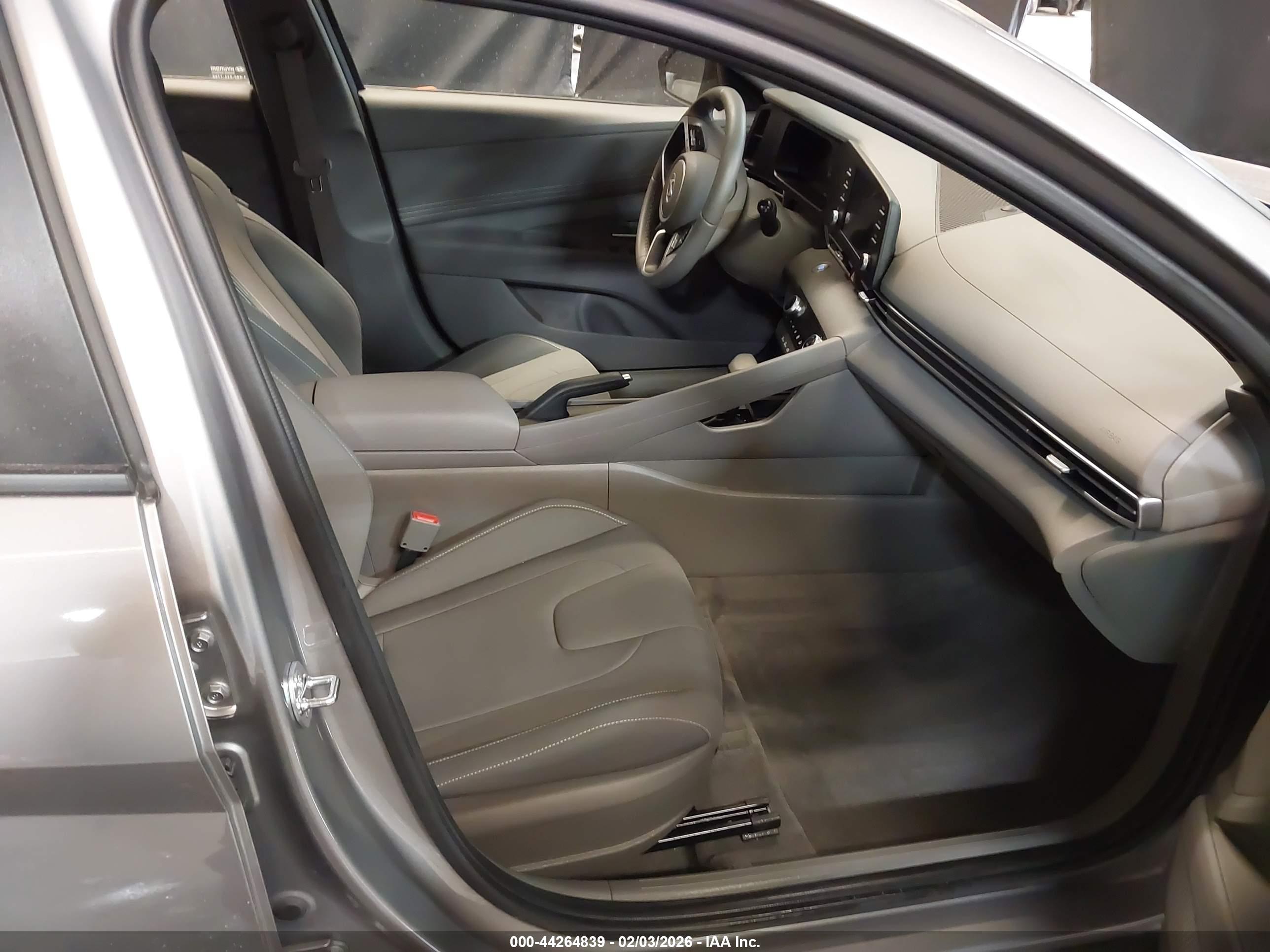 HYUNDAI ELANTRA image 5