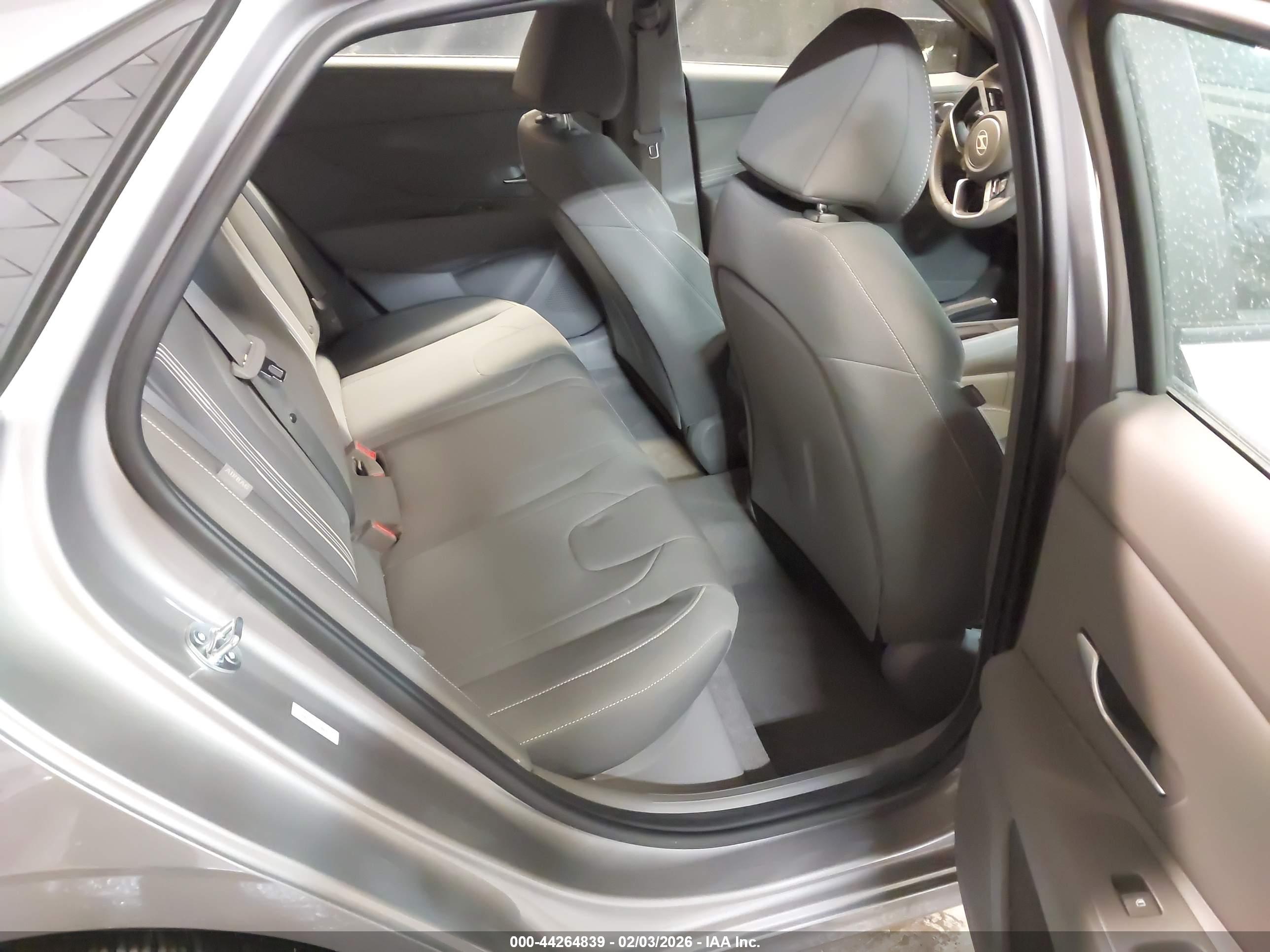 HYUNDAI ELANTRA image 8