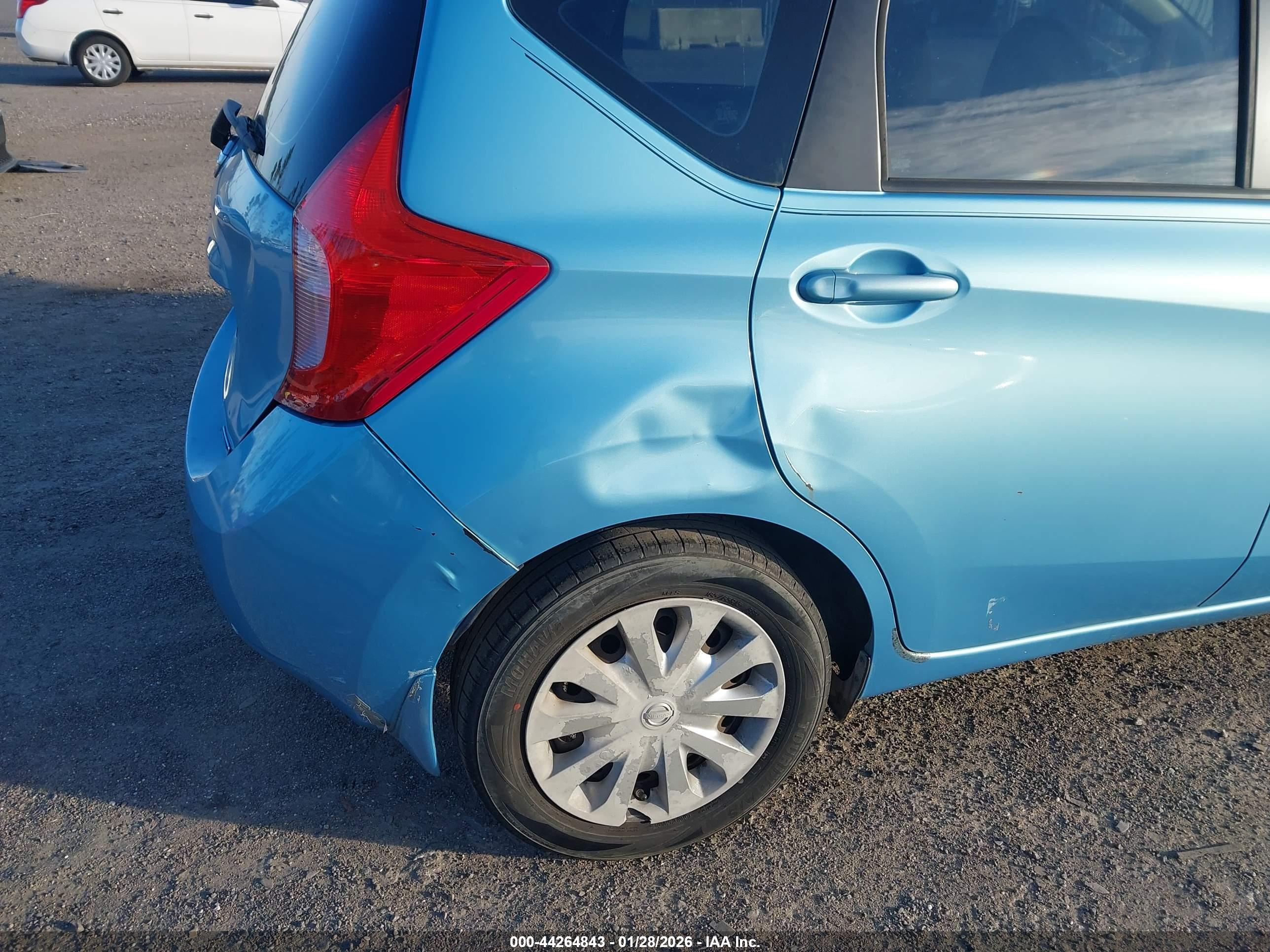 NISSAN VERSA image 6