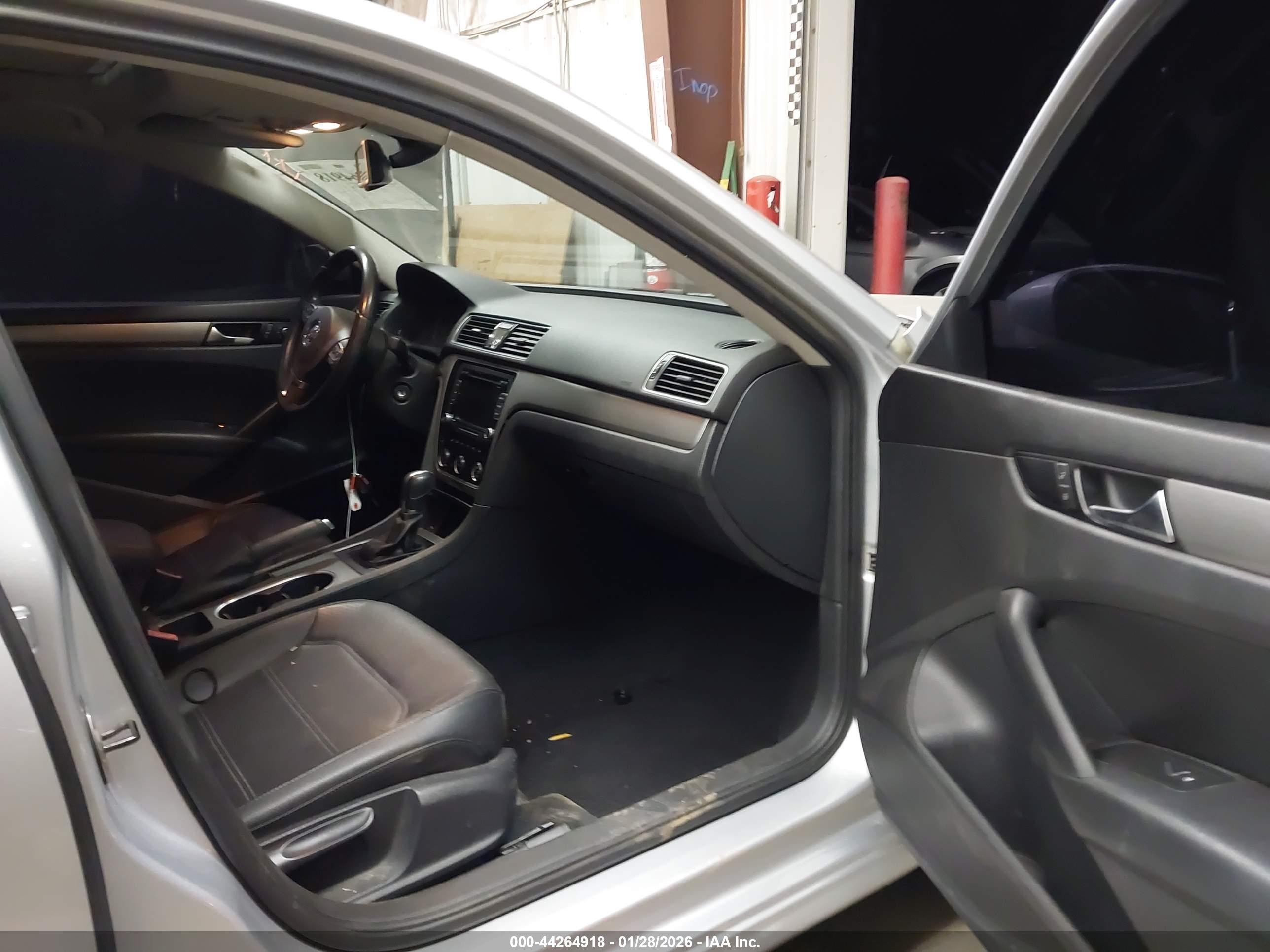 VOLKSWAGEN PASSAT image 5