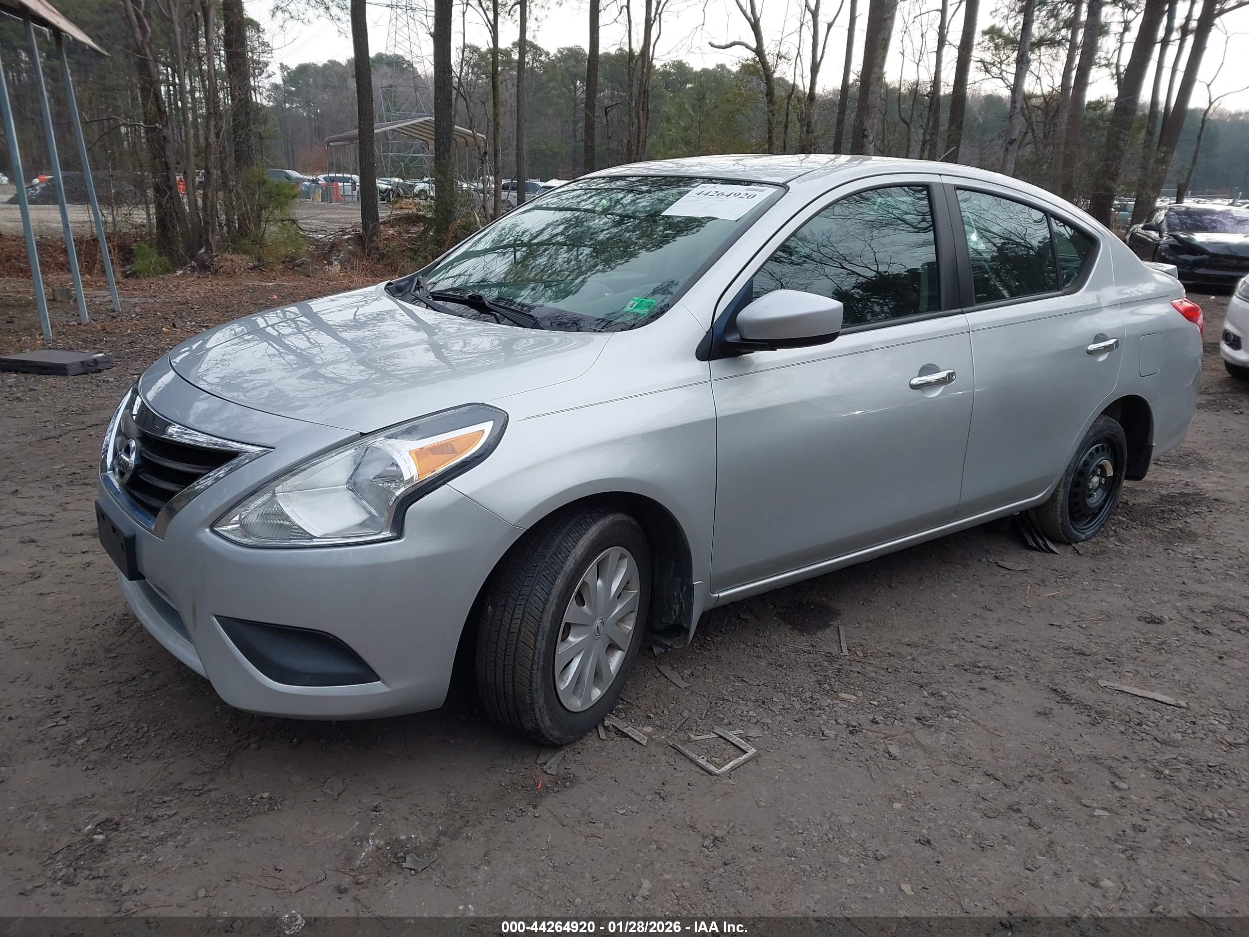NISSAN VERSA image 2