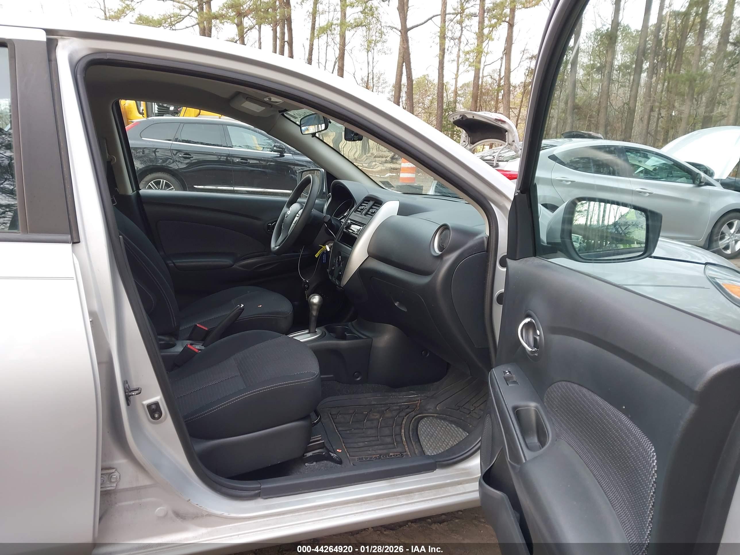 NISSAN VERSA image 5