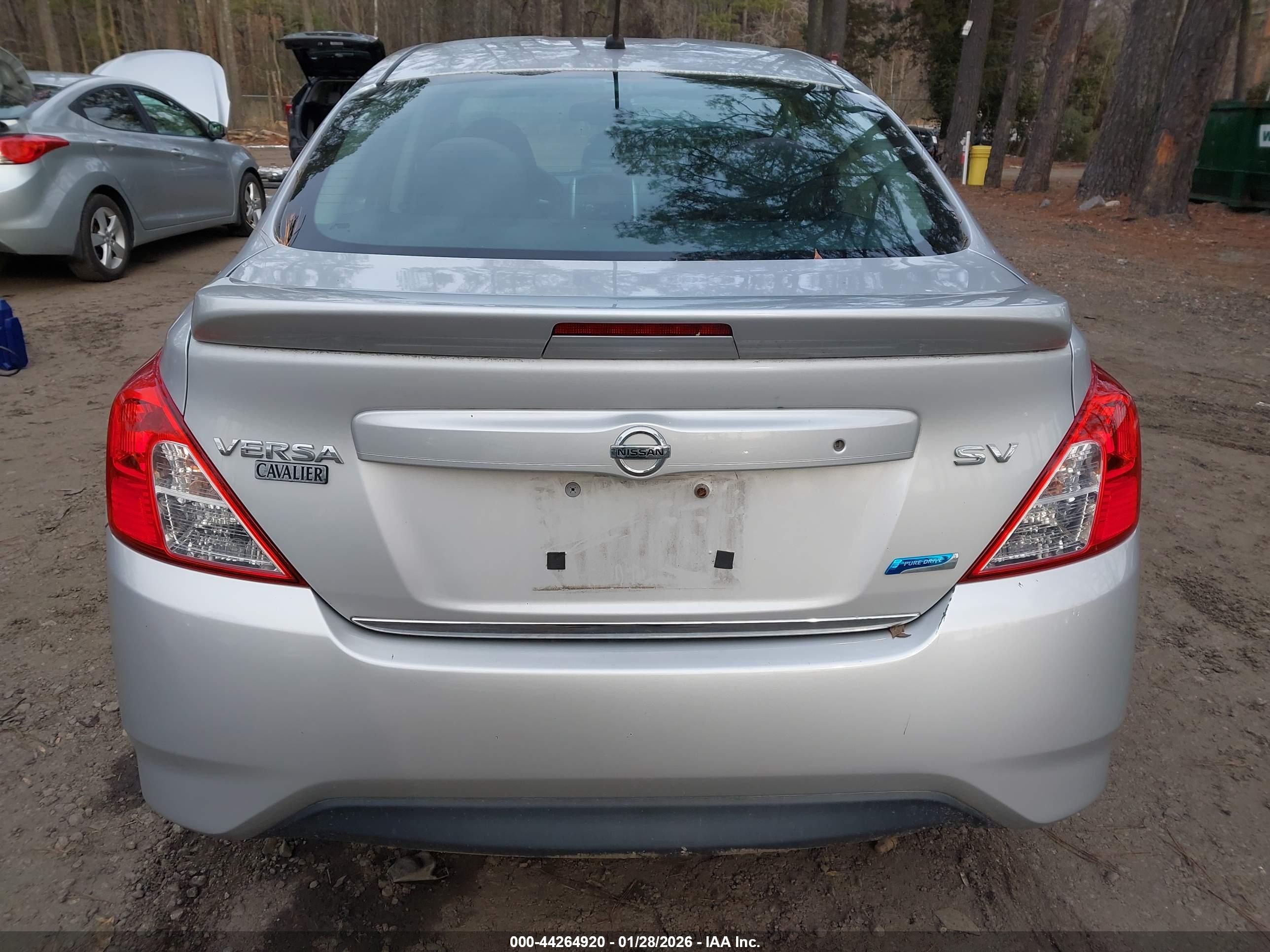 NISSAN VERSA image 6