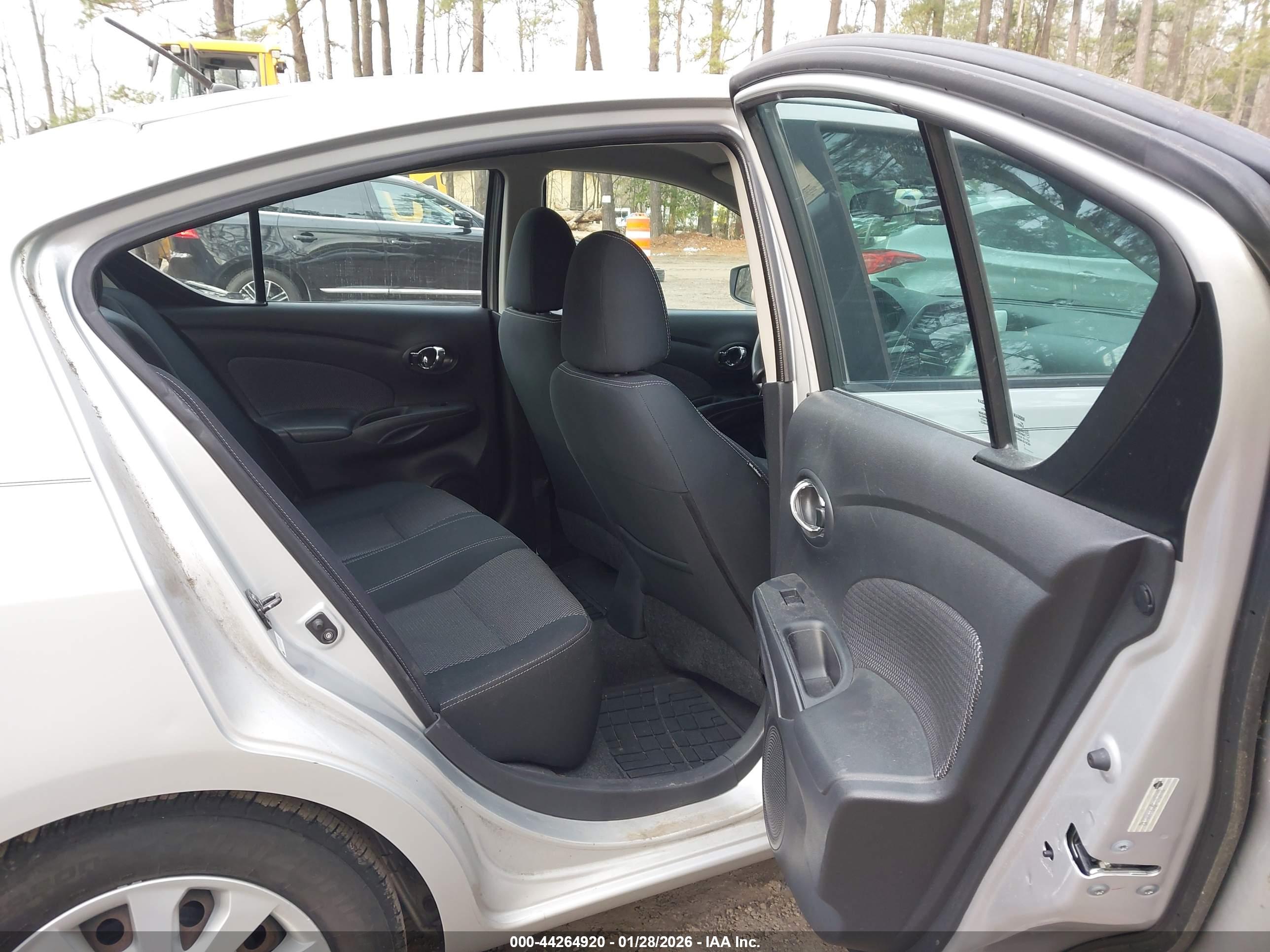 NISSAN VERSA image 8