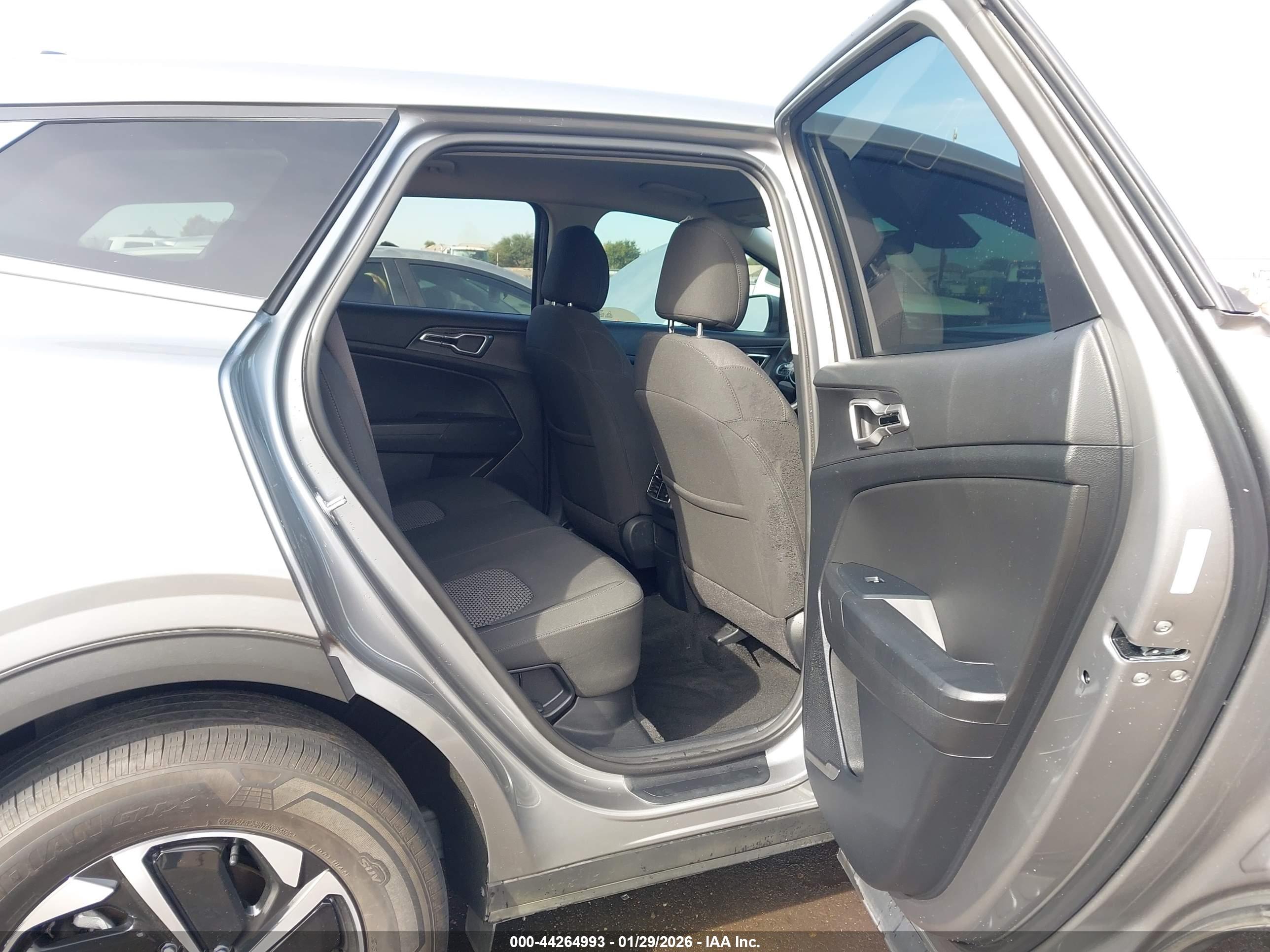 KIA SPORTAGE image 8