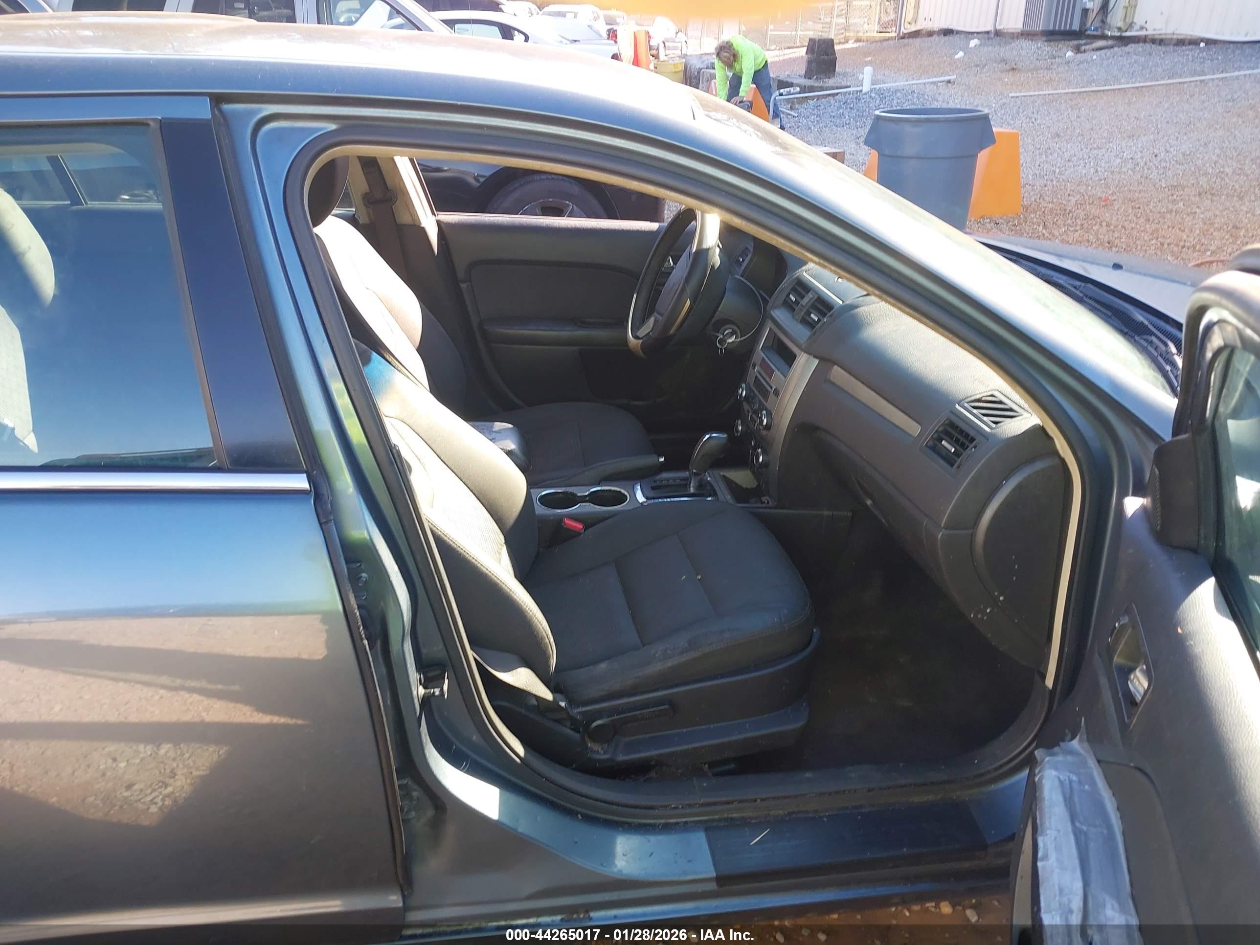 FORD FUSION image 5