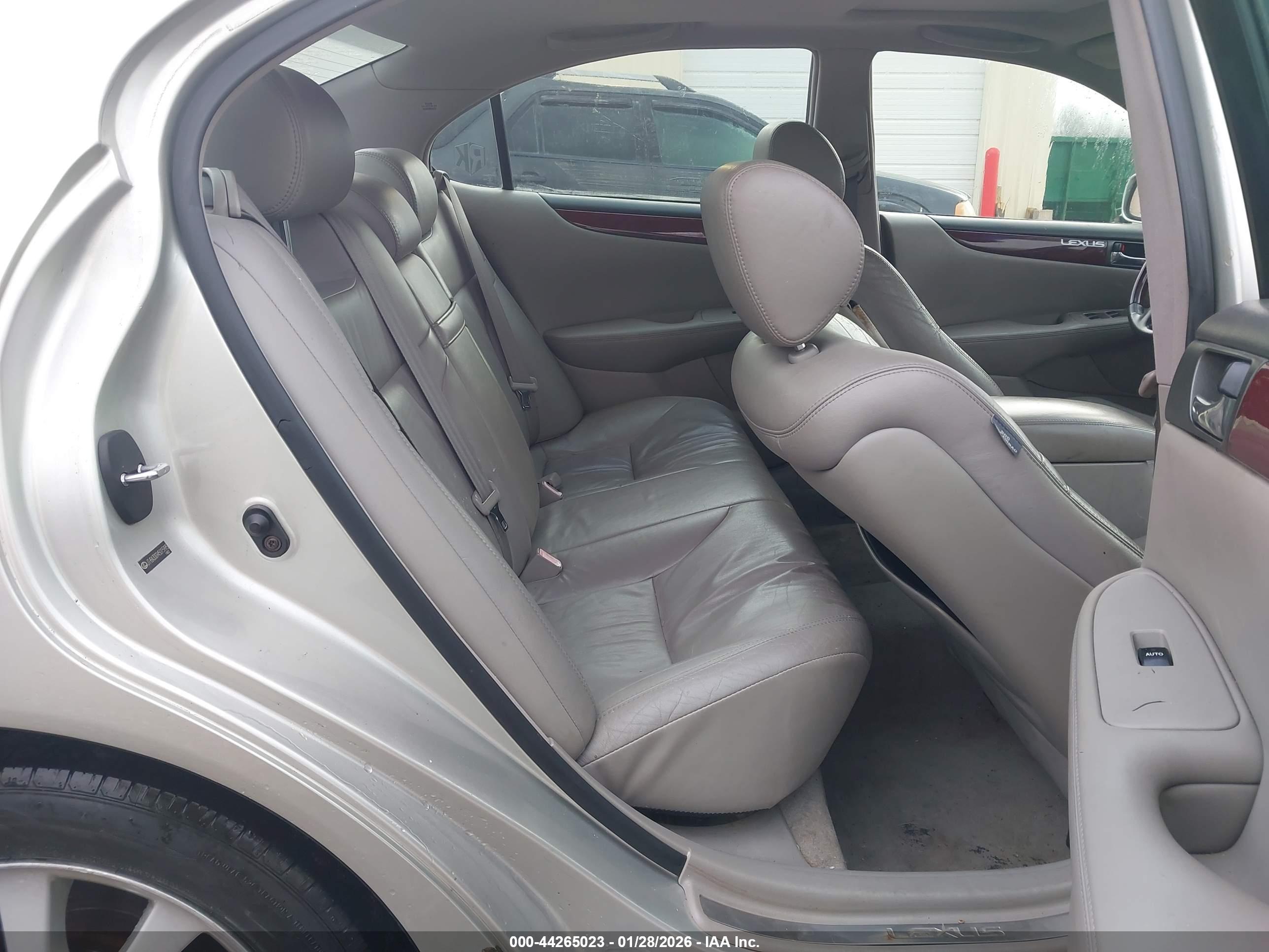 LEXUS ES image 8