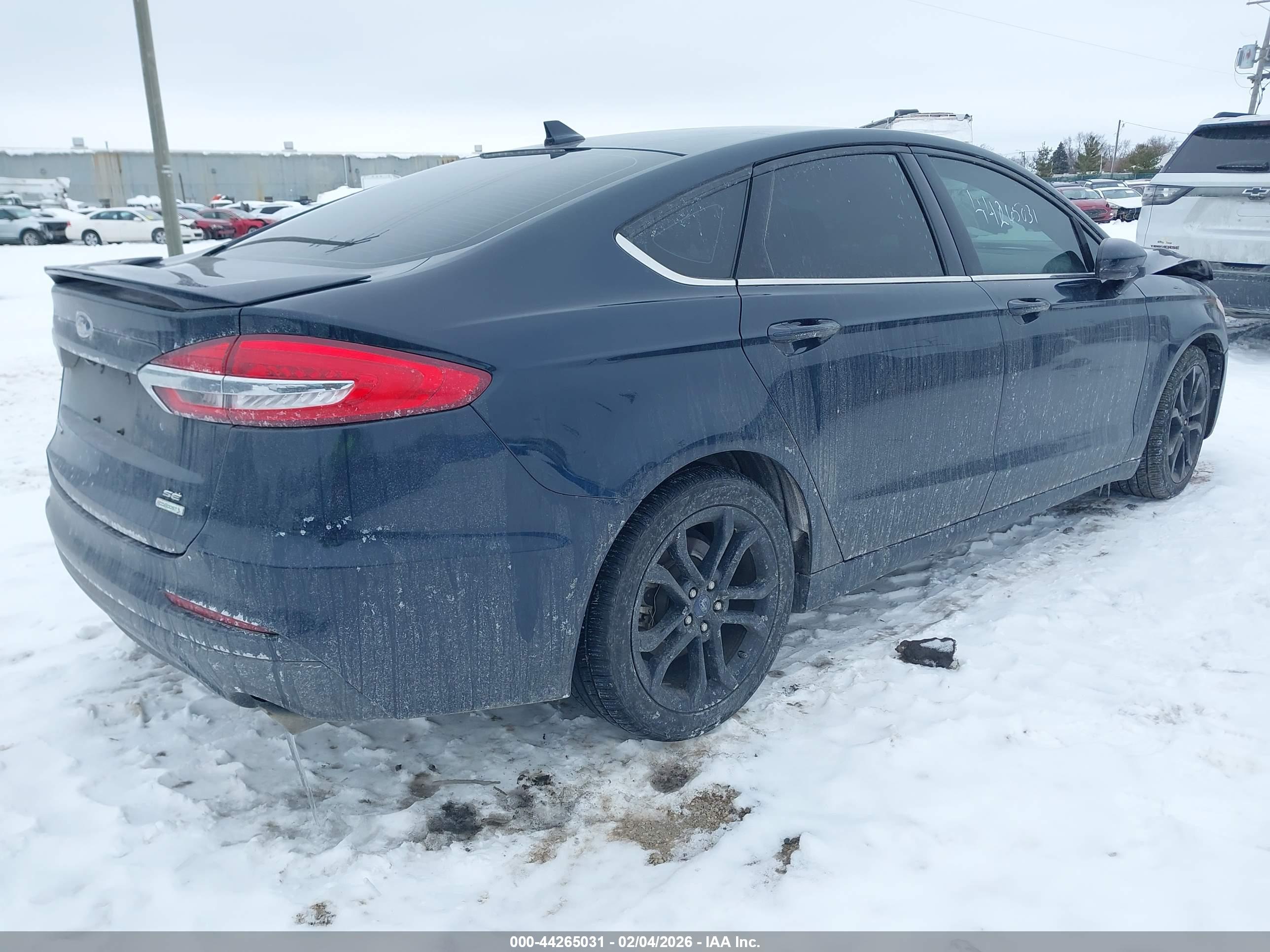 FORD FUSION image 4