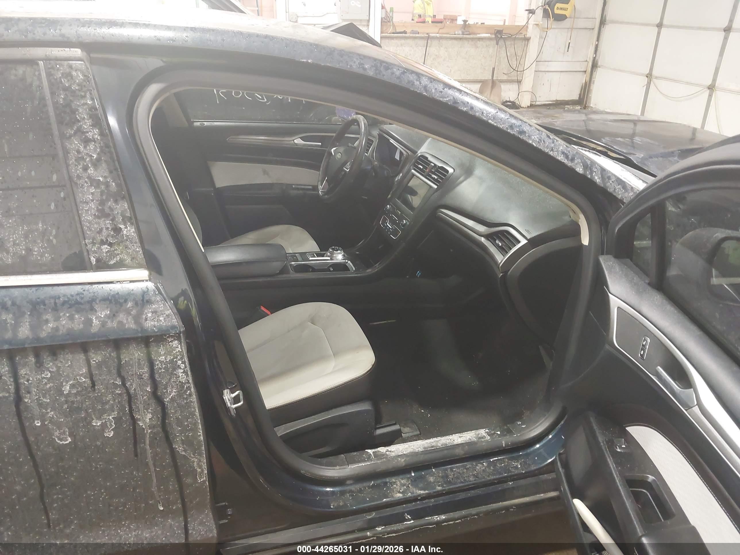 FORD FUSION image 5