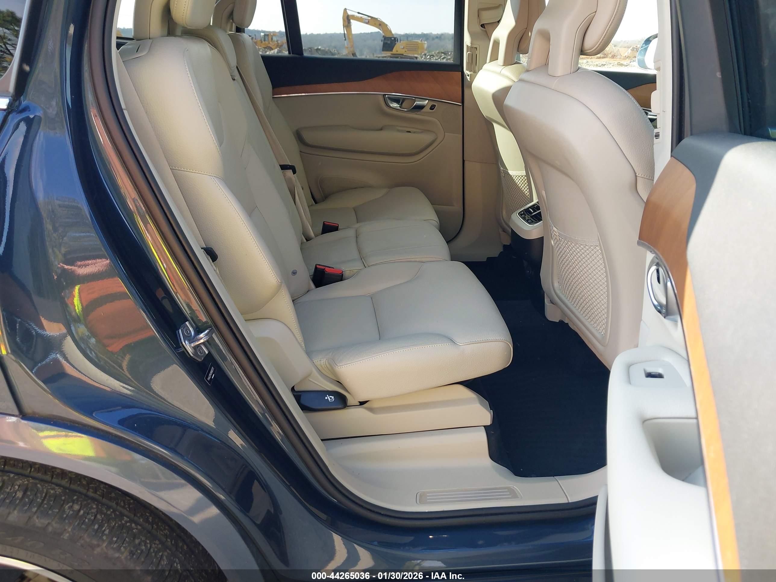 VOLVO XC90 image 8