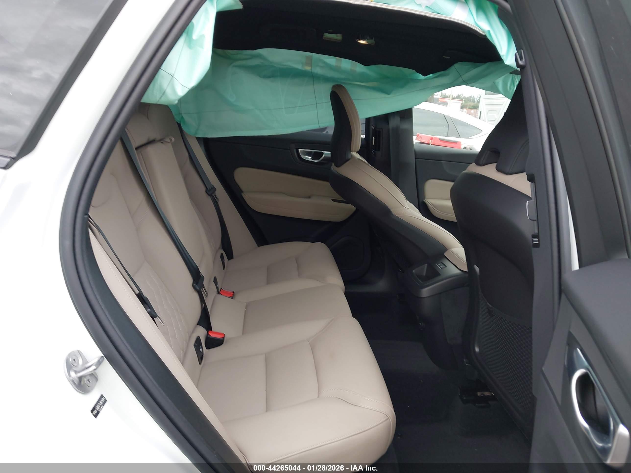 VOLVO XC60 image 8