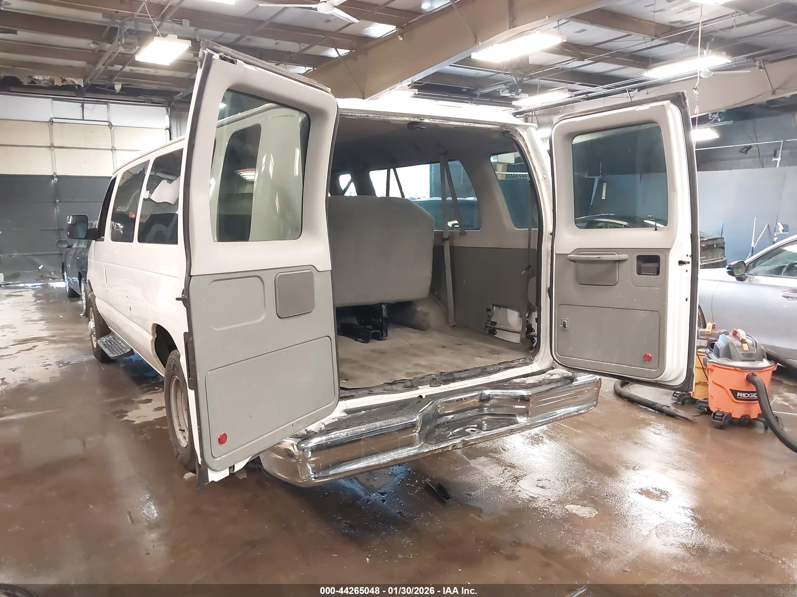 FORD E-350 image 3