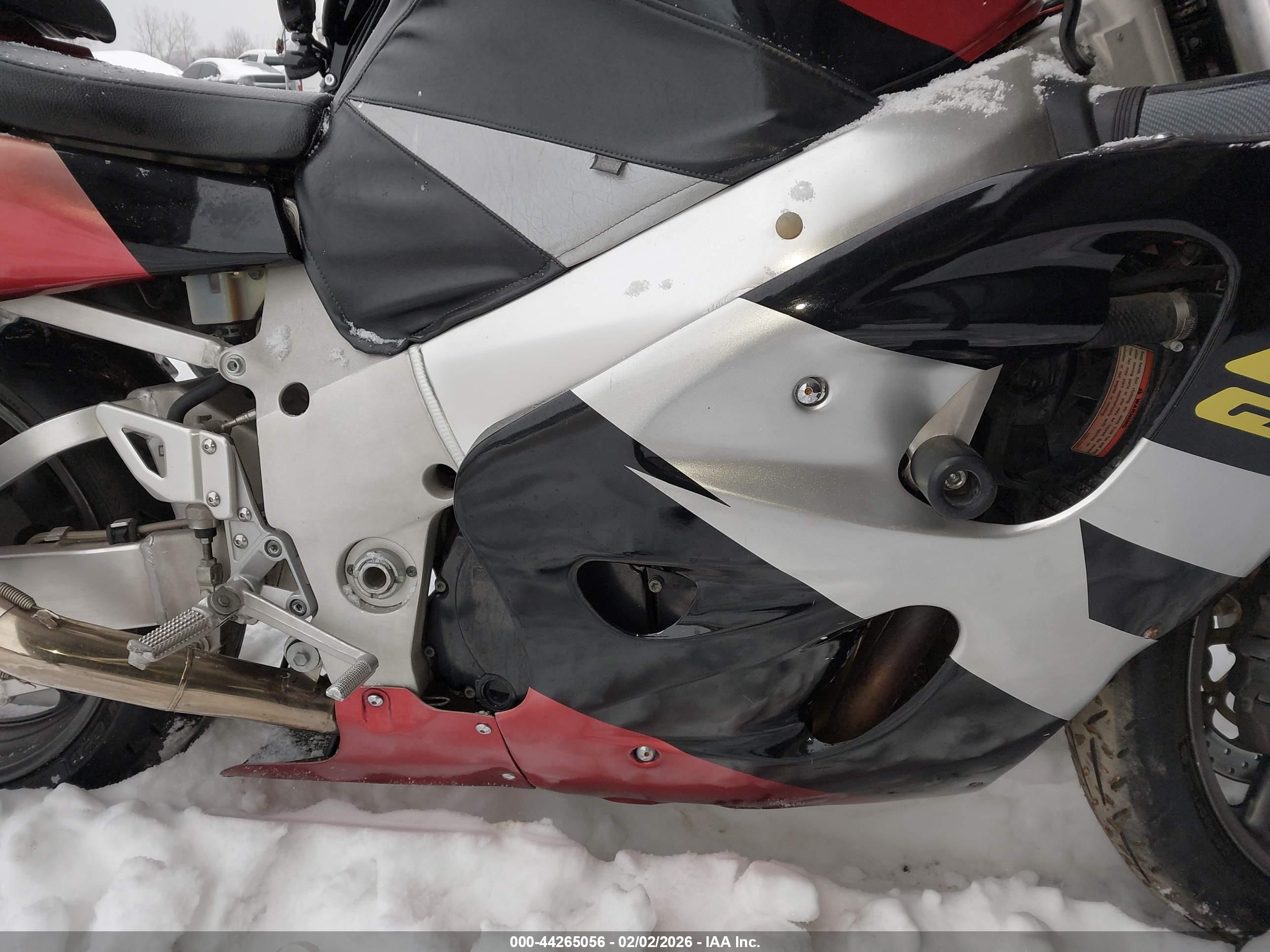 SUZUKI GSX-R750 image 8