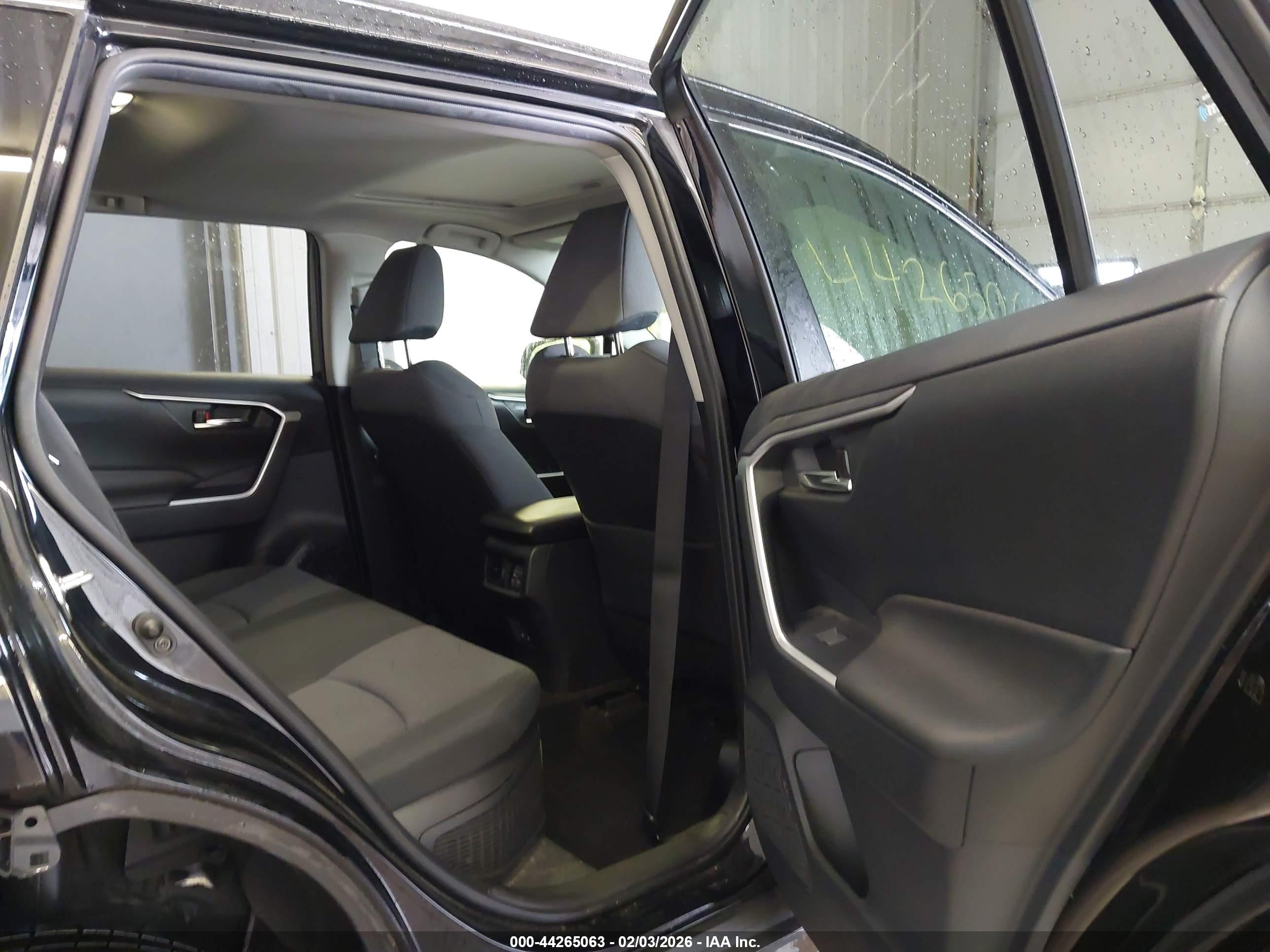 TOYOTA RAV4 image 8