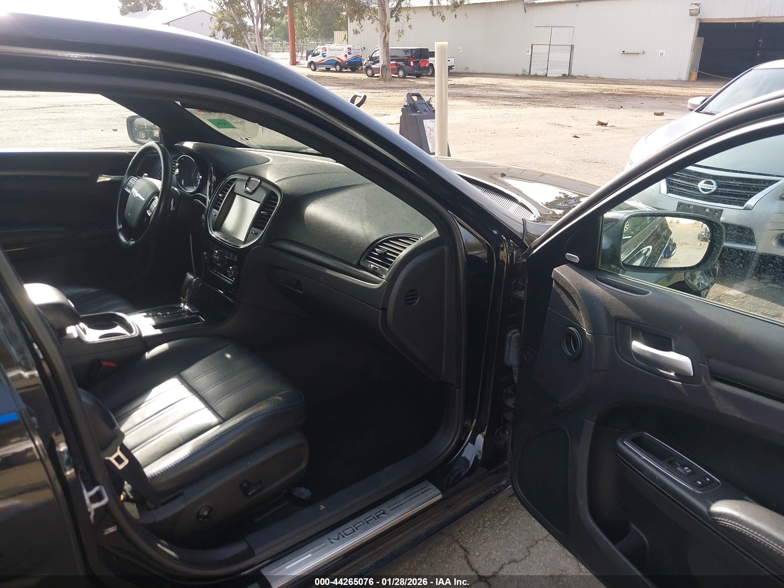 CHRYSLER 300 image 5