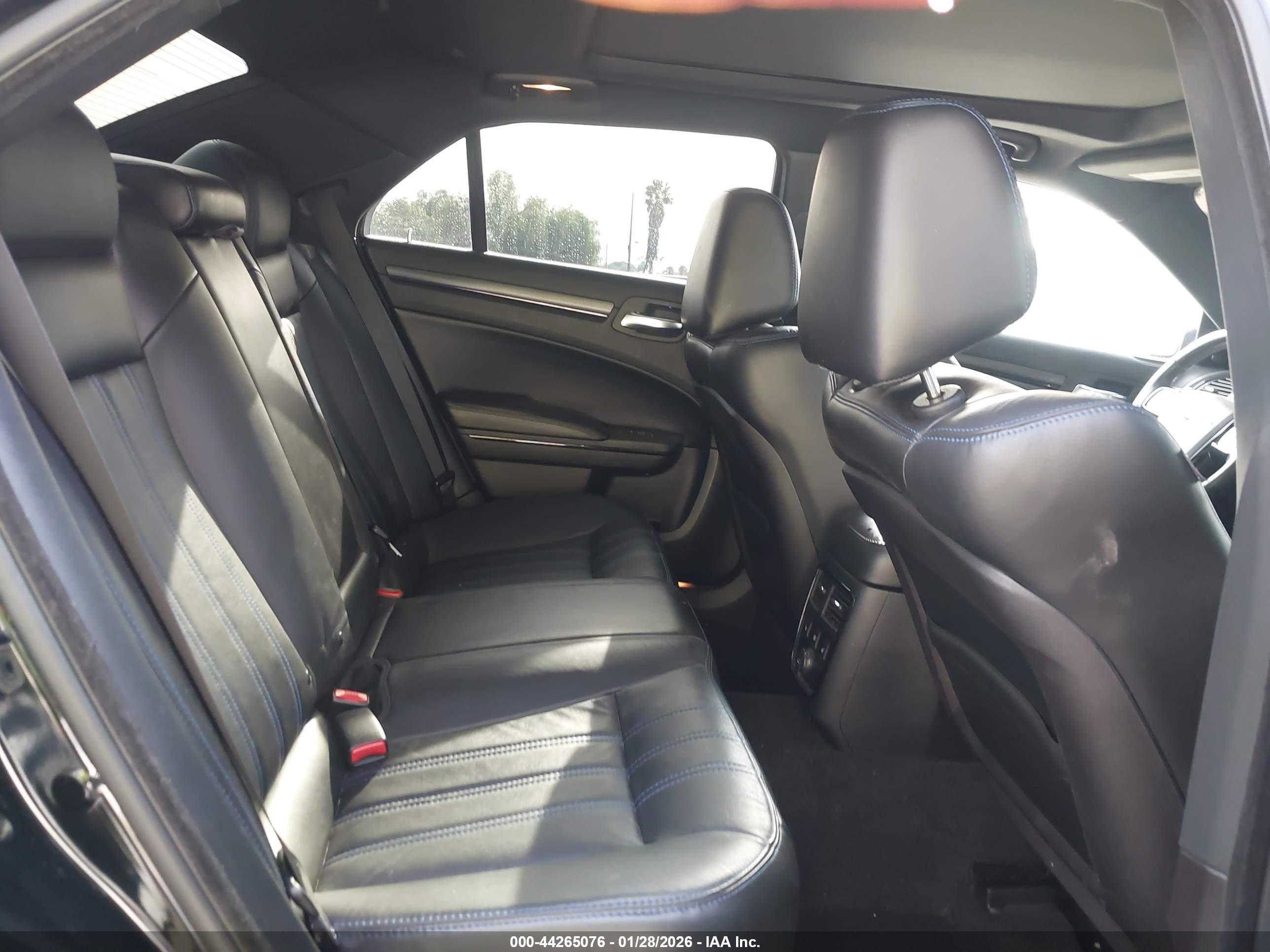 CHRYSLER 300 image 8