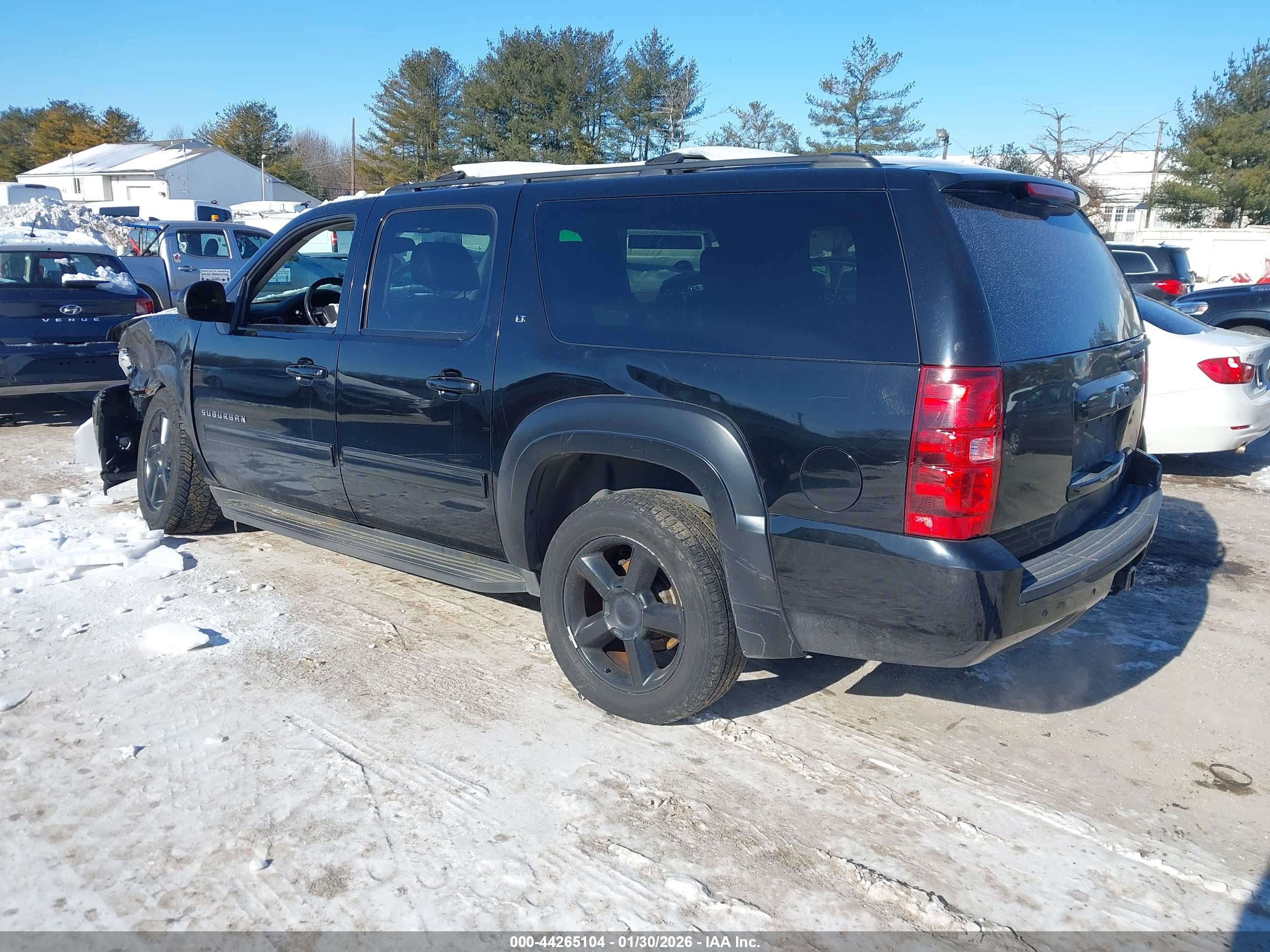 CHEVROLET SUBURBAN image 3