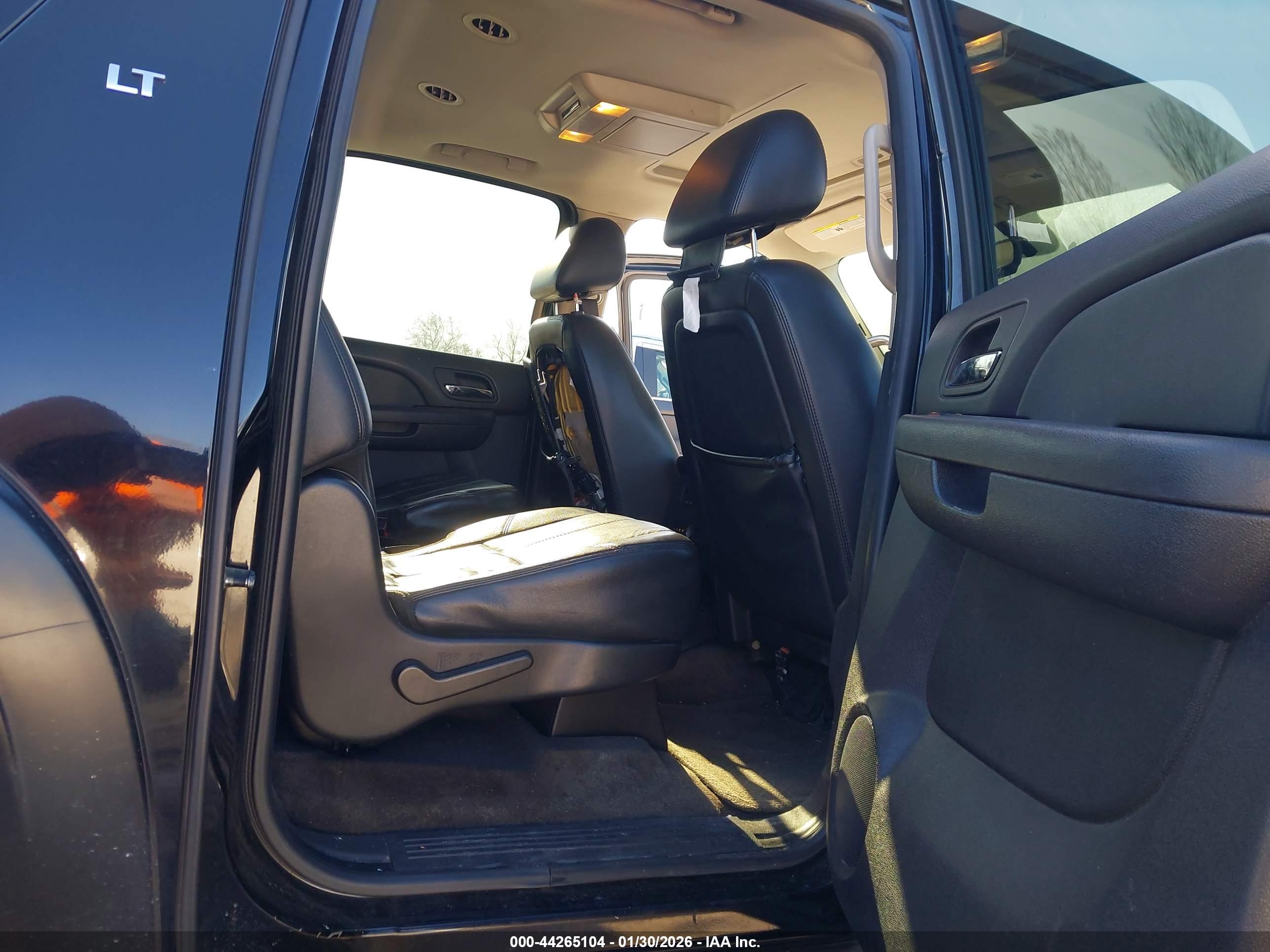CHEVROLET SUBURBAN image 8