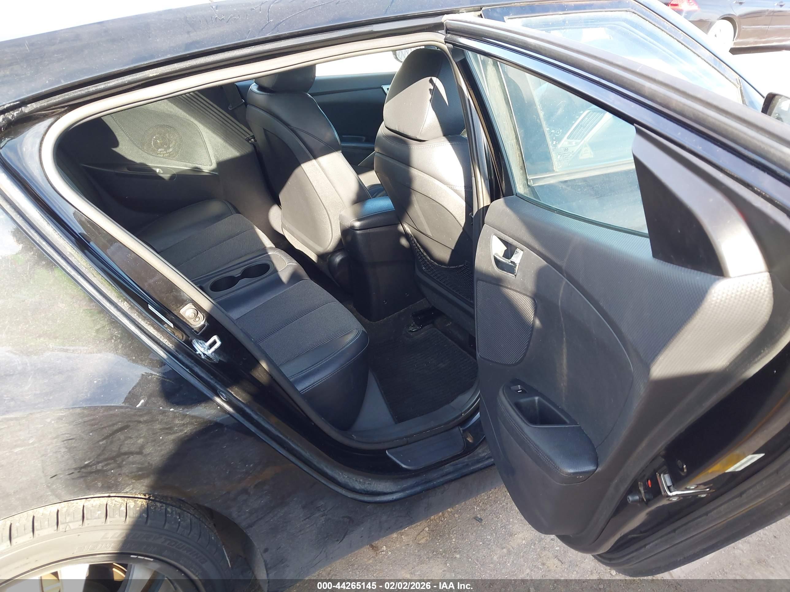 HYUNDAI VELOSTER image 8