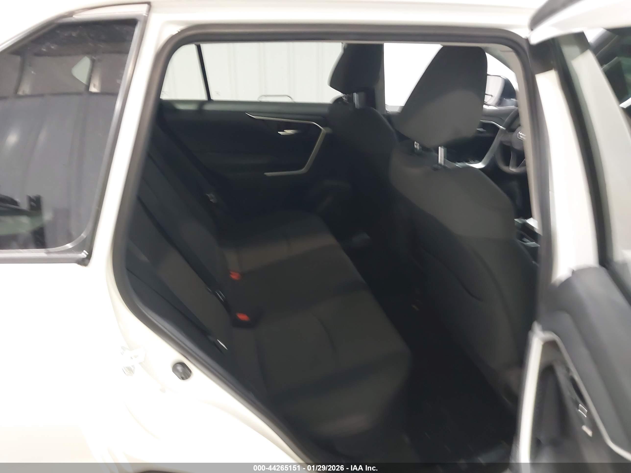 TOYOTA RAV4 image 8