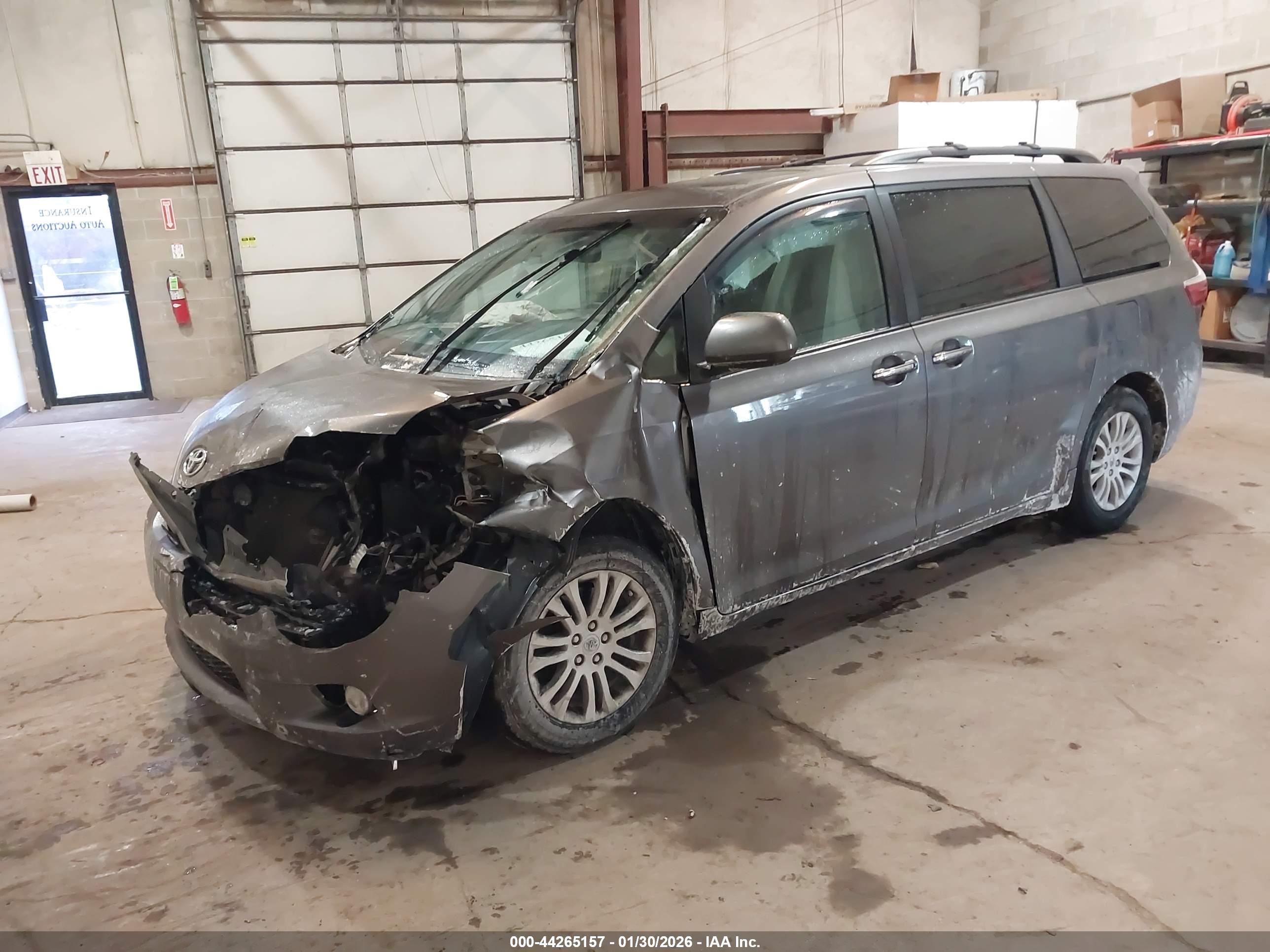 TOYOTA SIENNA image 2