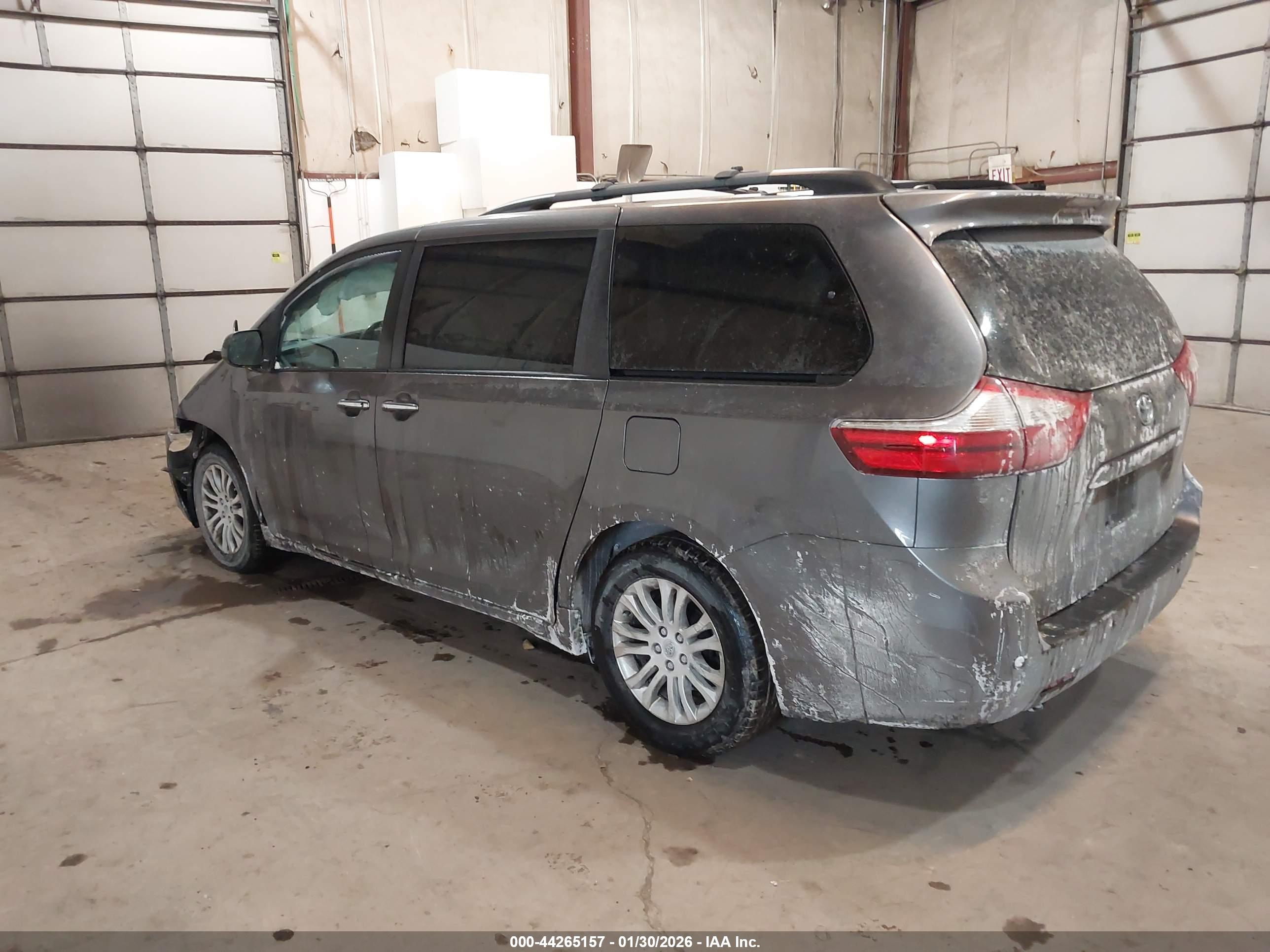 TOYOTA SIENNA image 3