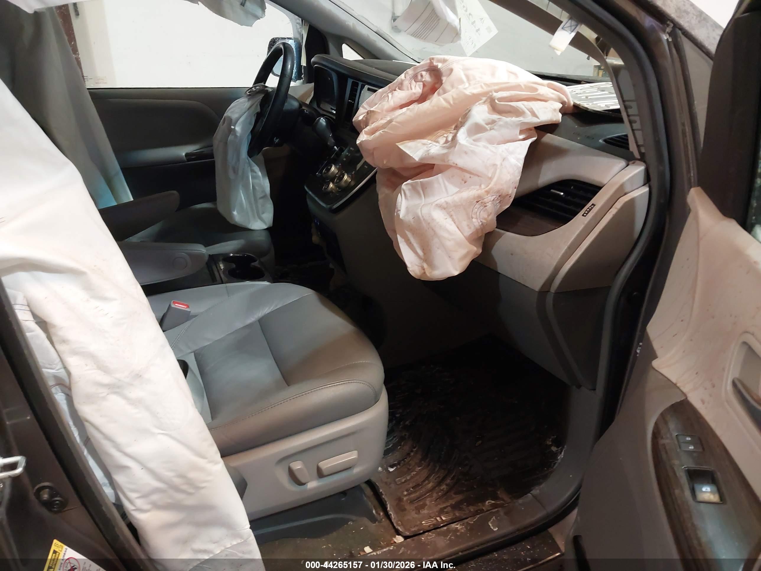 TOYOTA SIENNA image 5