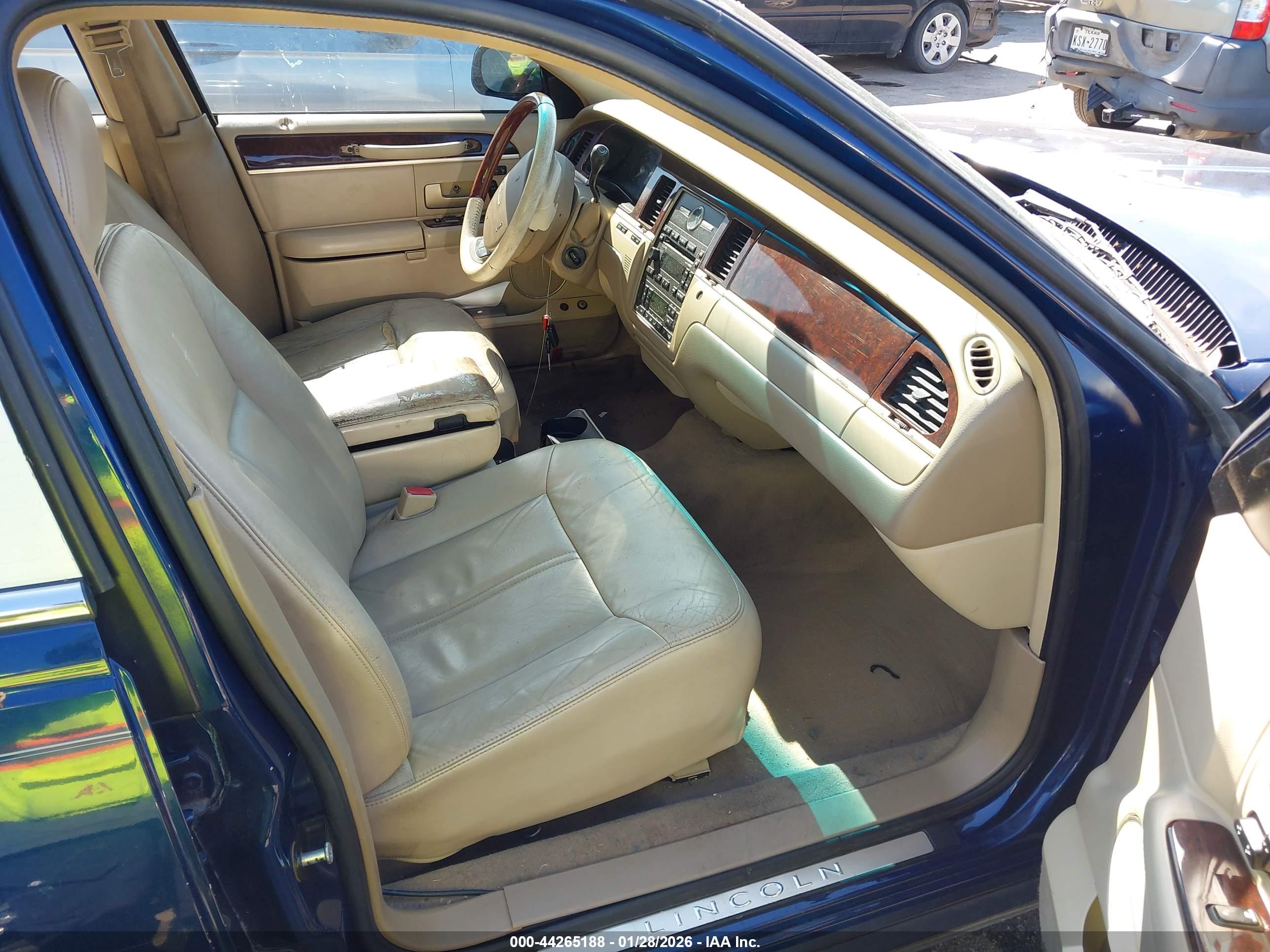 LINCOLN TOWN image 5
