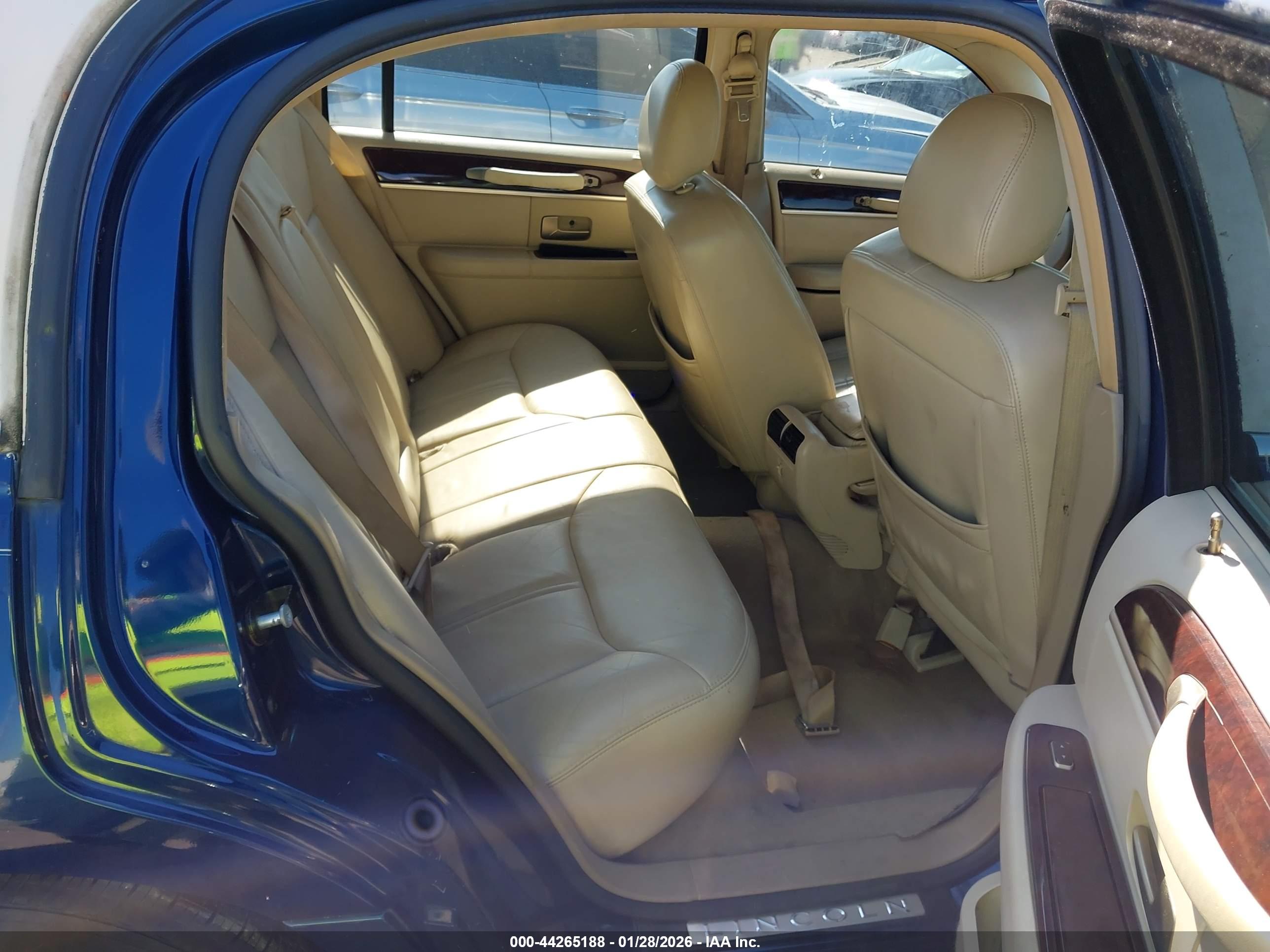 LINCOLN TOWN image 8