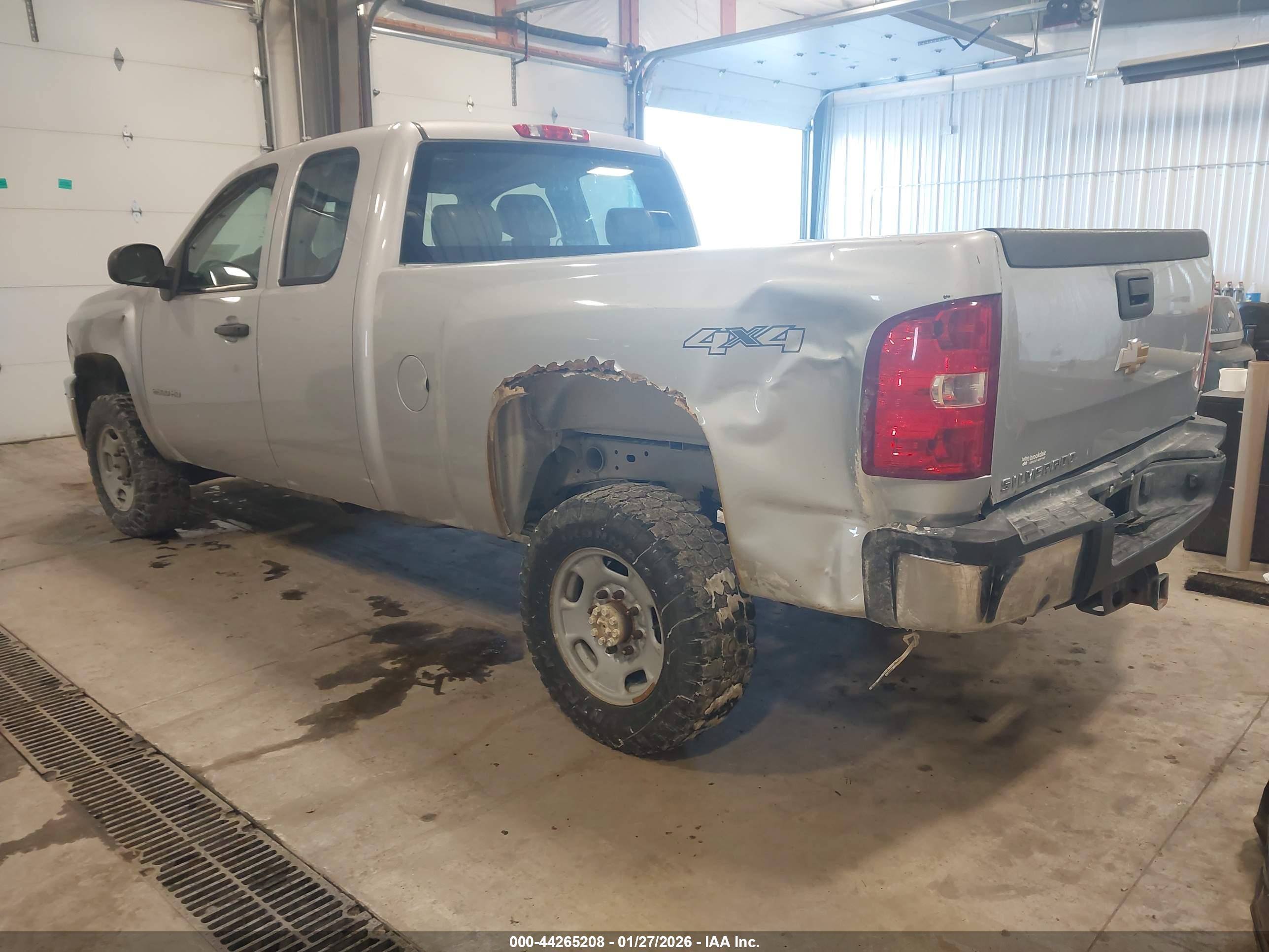 CHEVROLET SILVERADO image 3