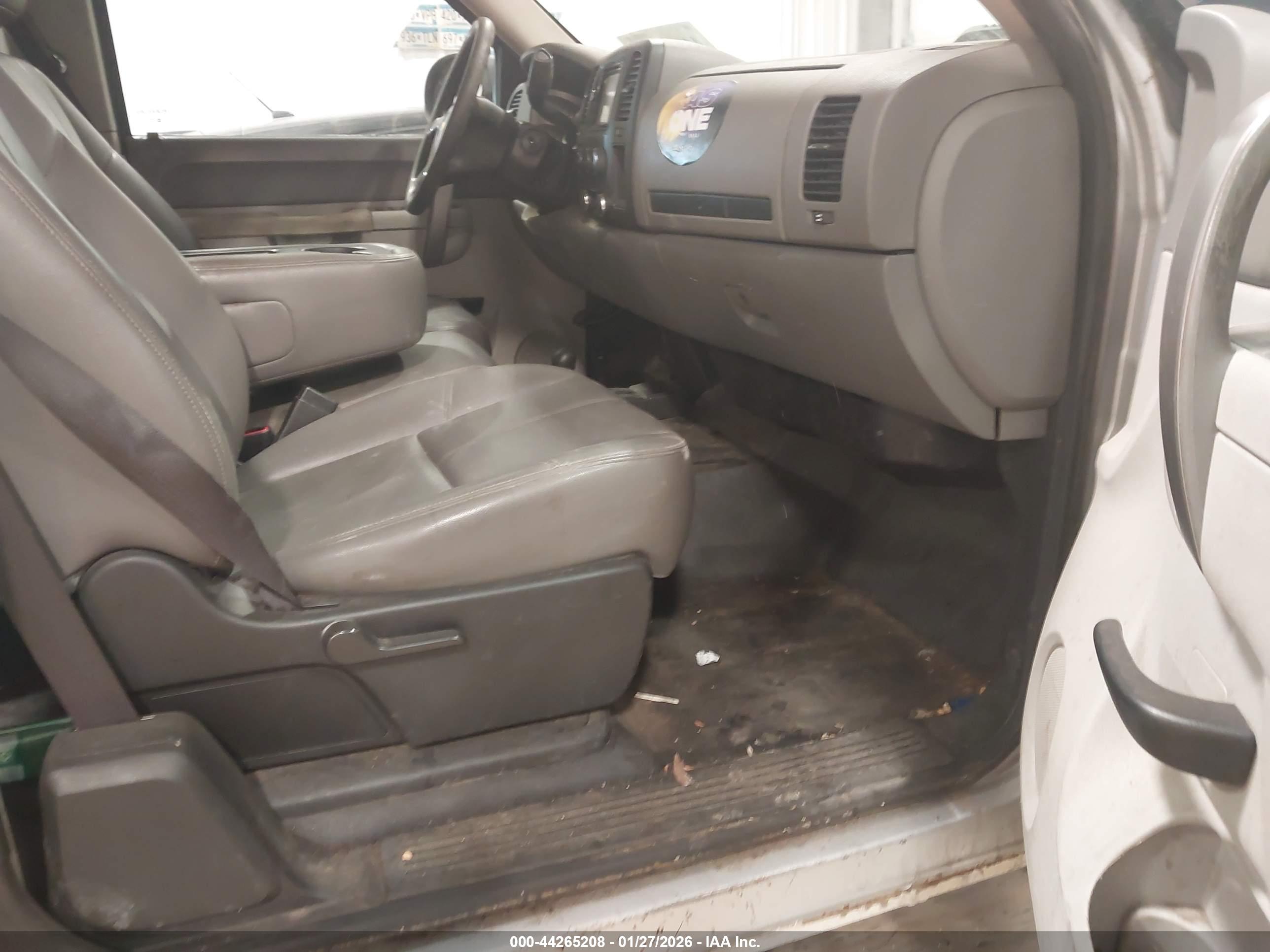 CHEVROLET SILVERADO image 5