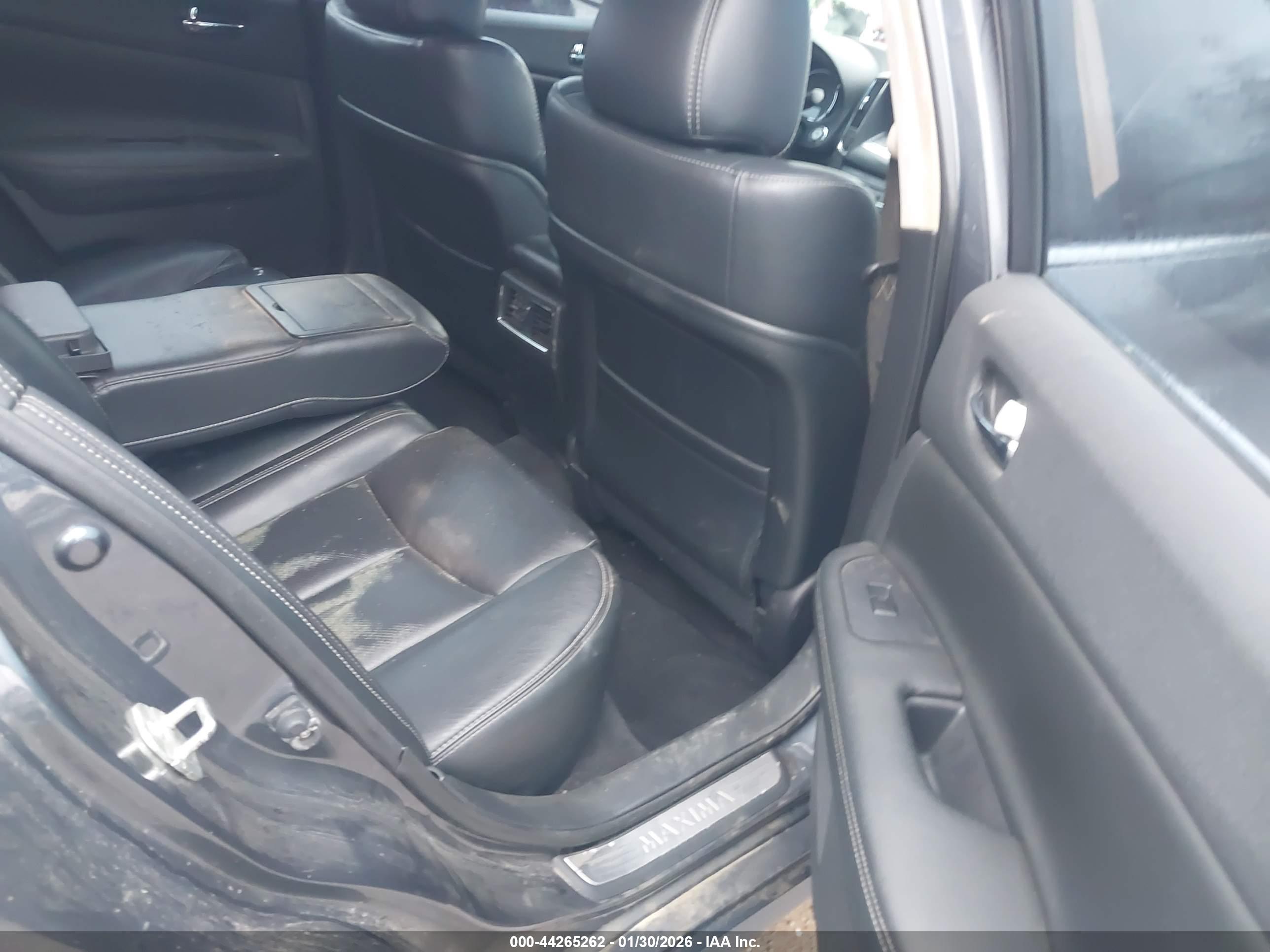 NISSAN MAXIMA image 8