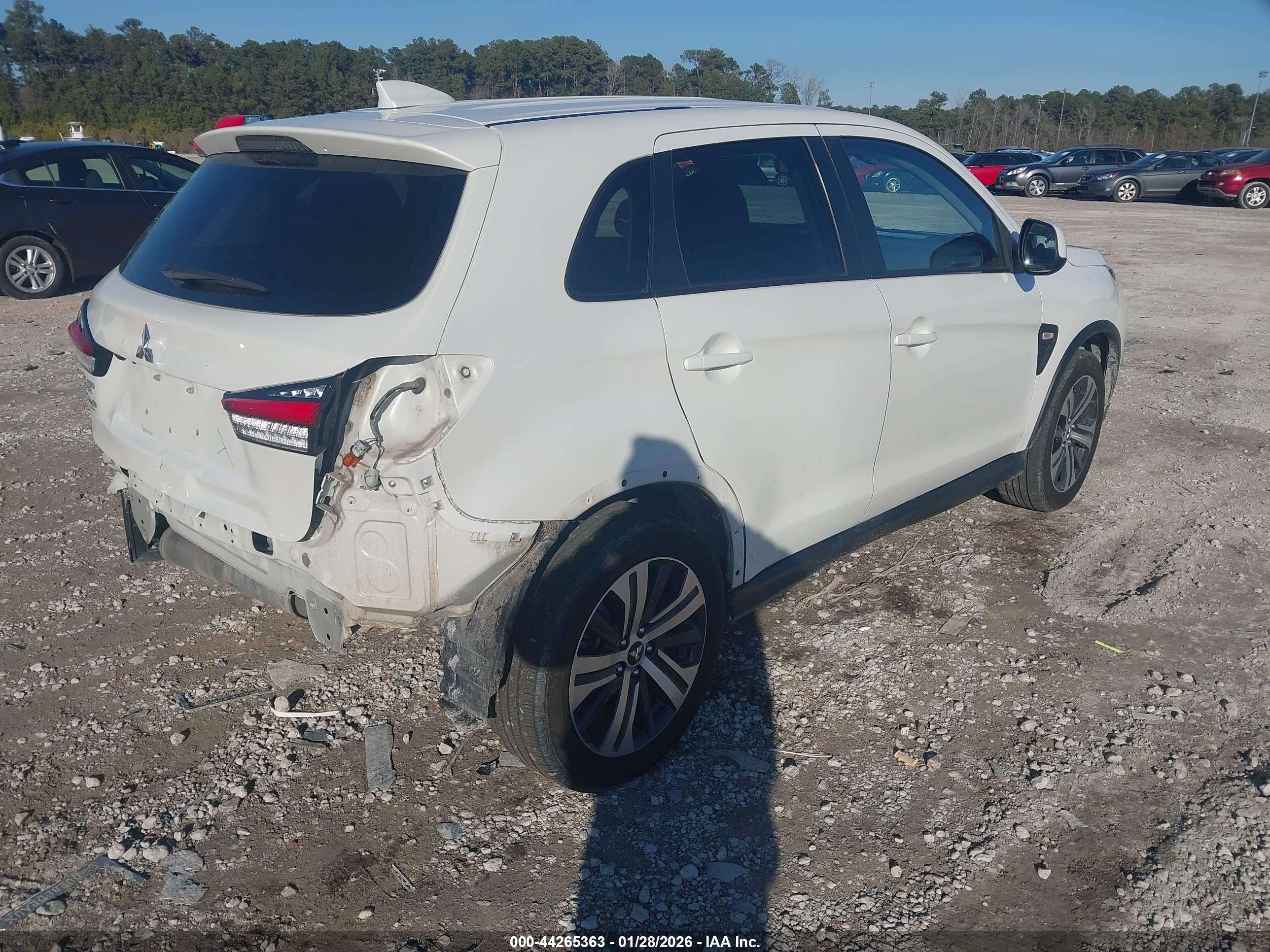 MITSUBISHI OUTLANDER image 4