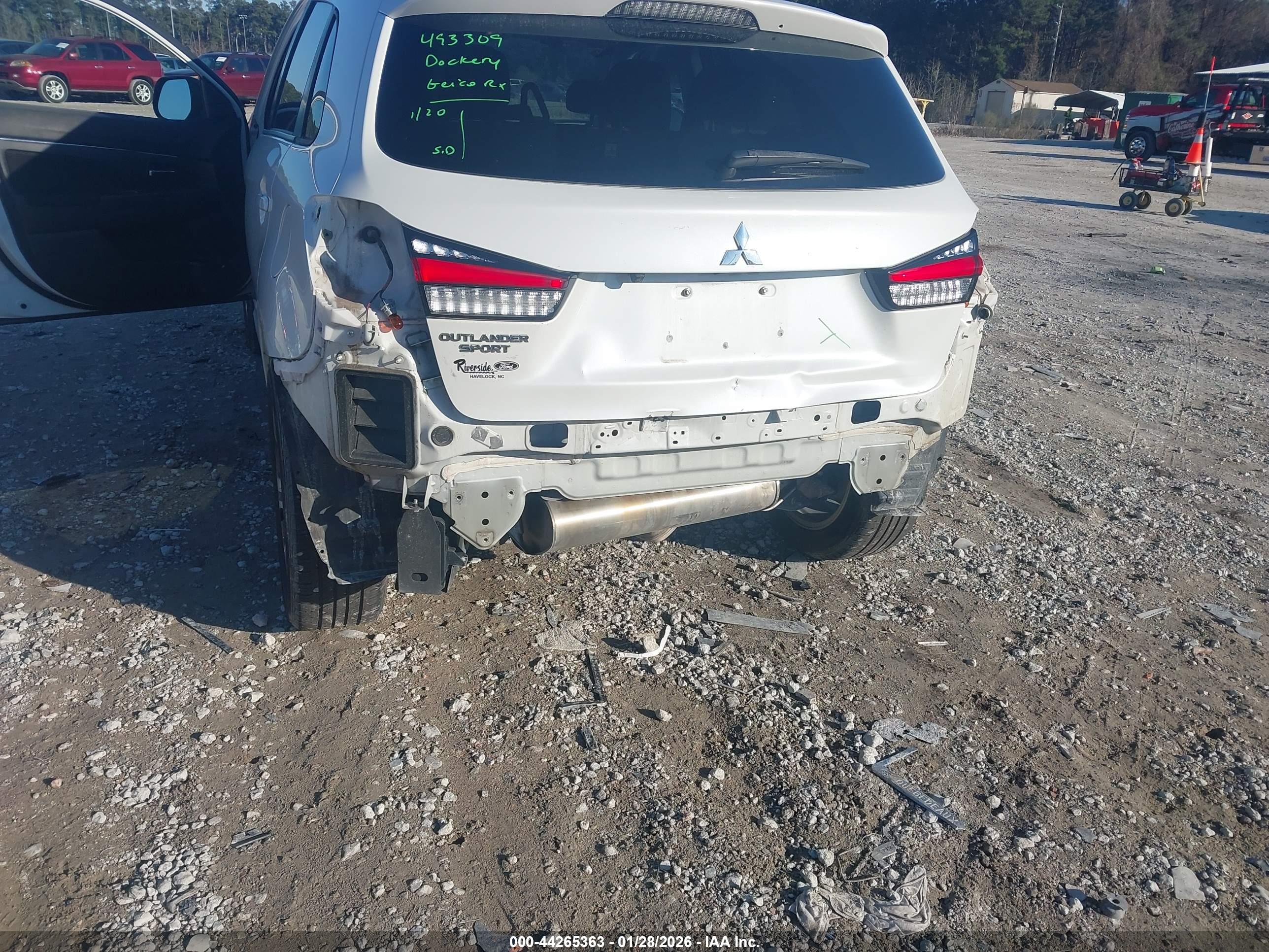 MITSUBISHI OUTLANDER image 6