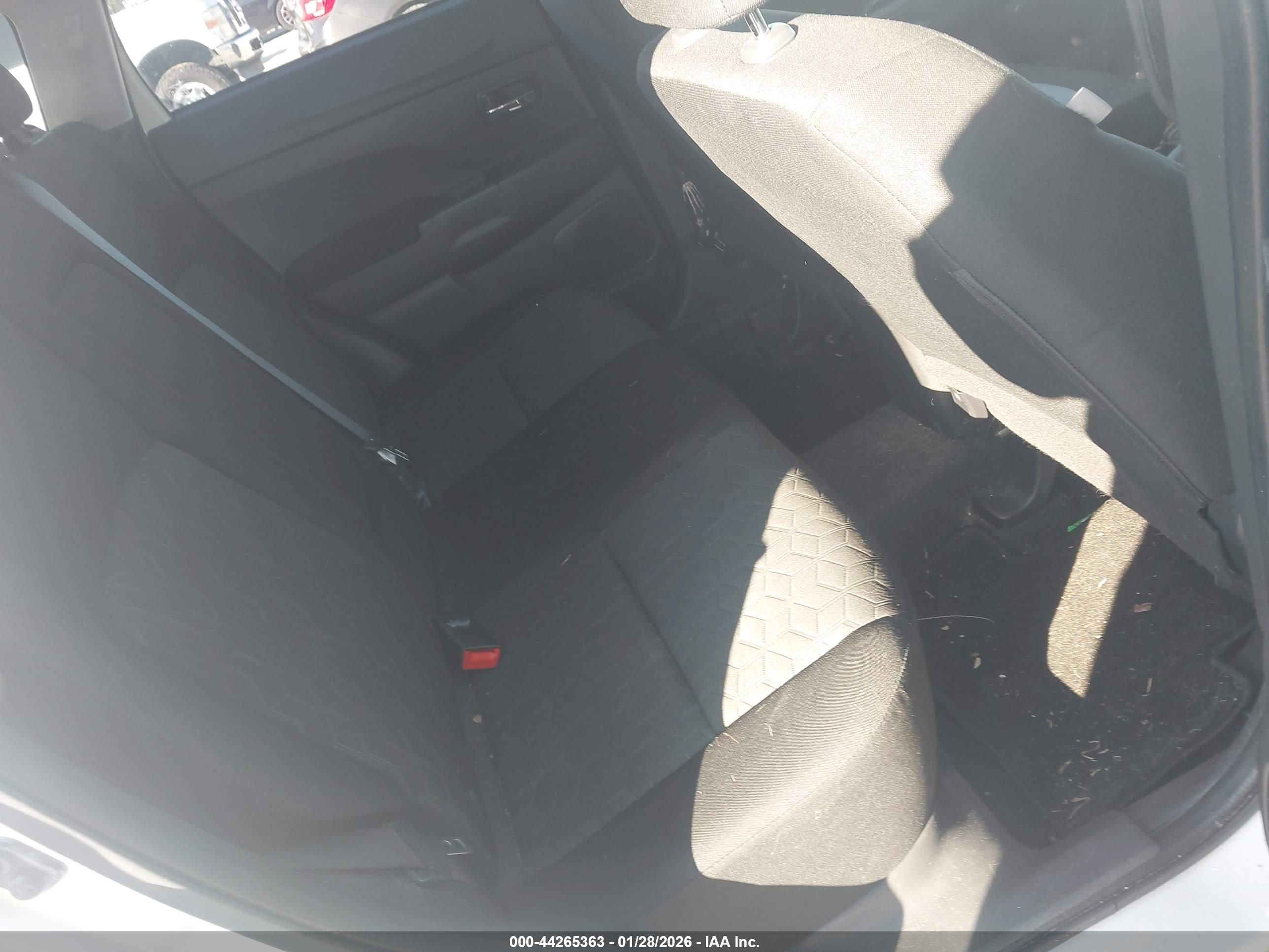 MITSUBISHI OUTLANDER image 8