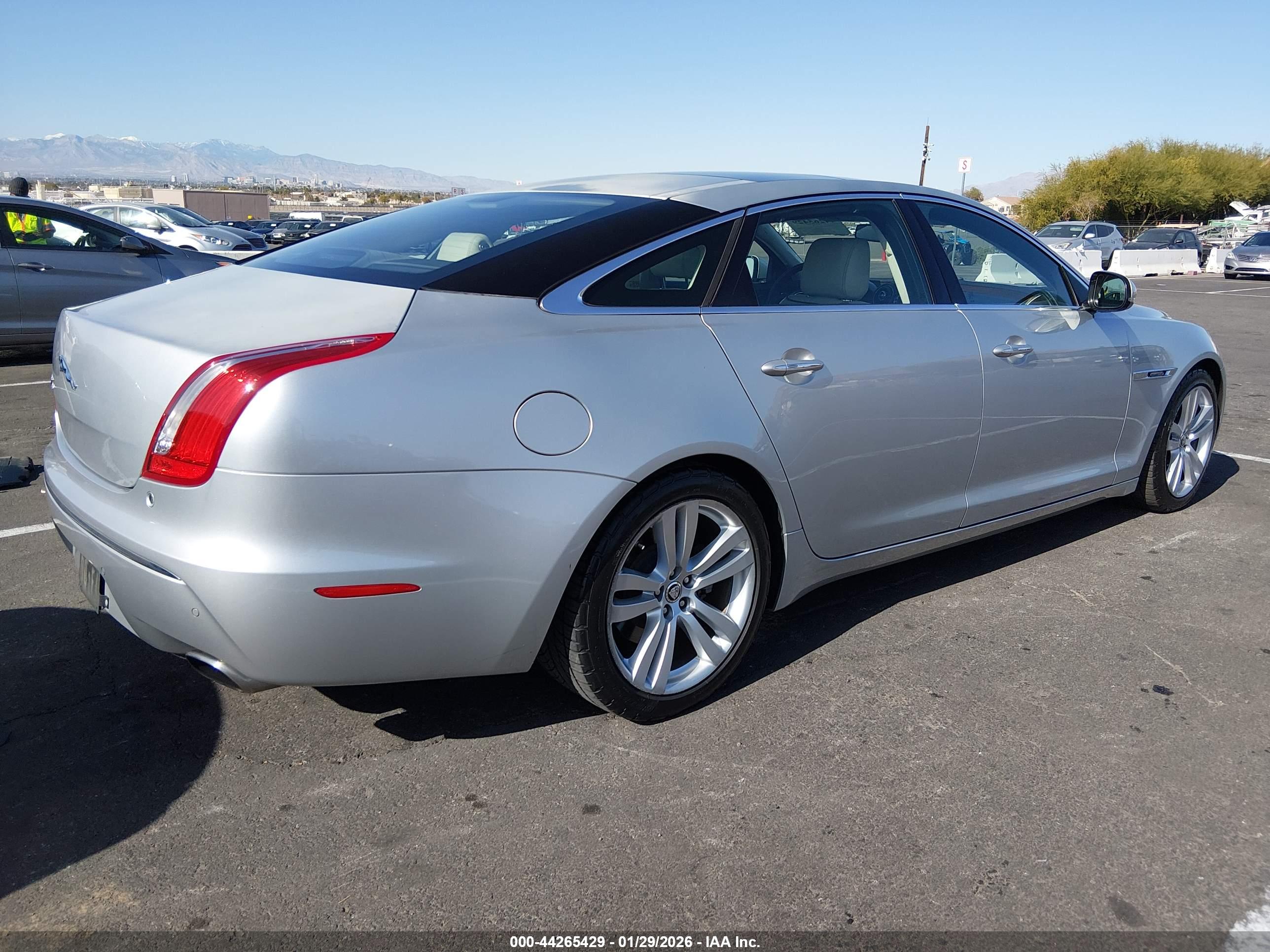 JAGUAR XJ image 4