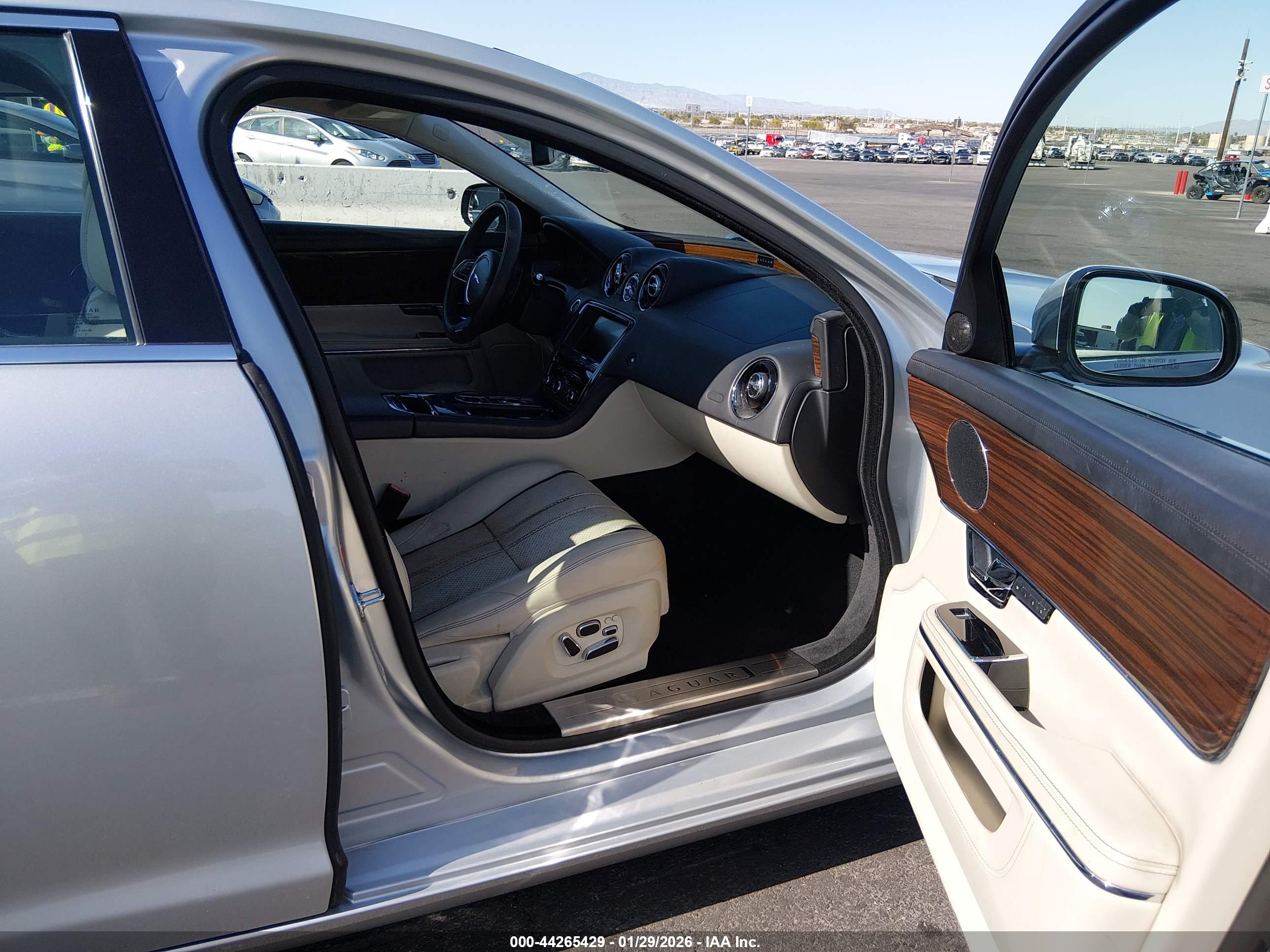 JAGUAR XJ image 5