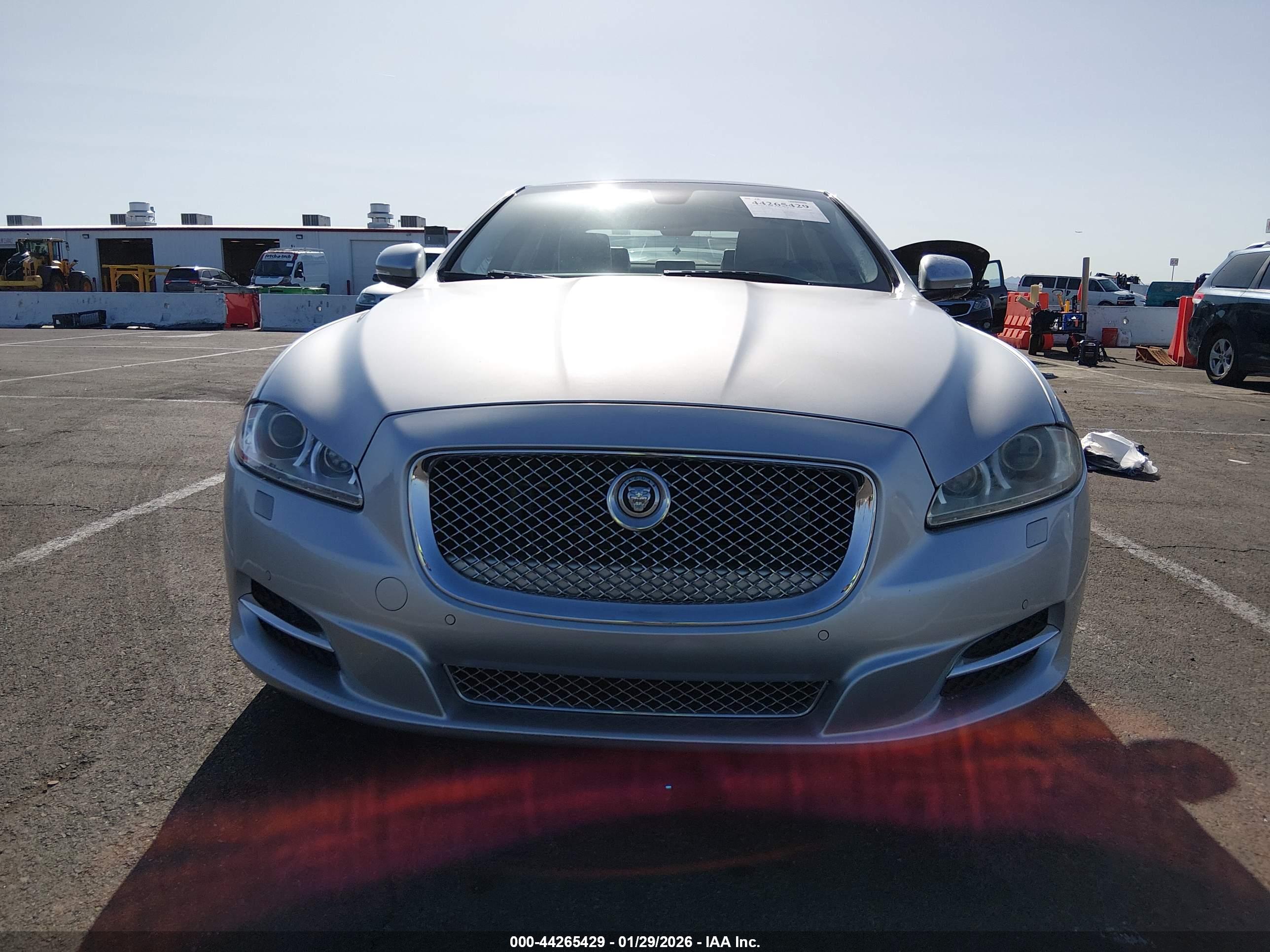 JAGUAR XJ image 6