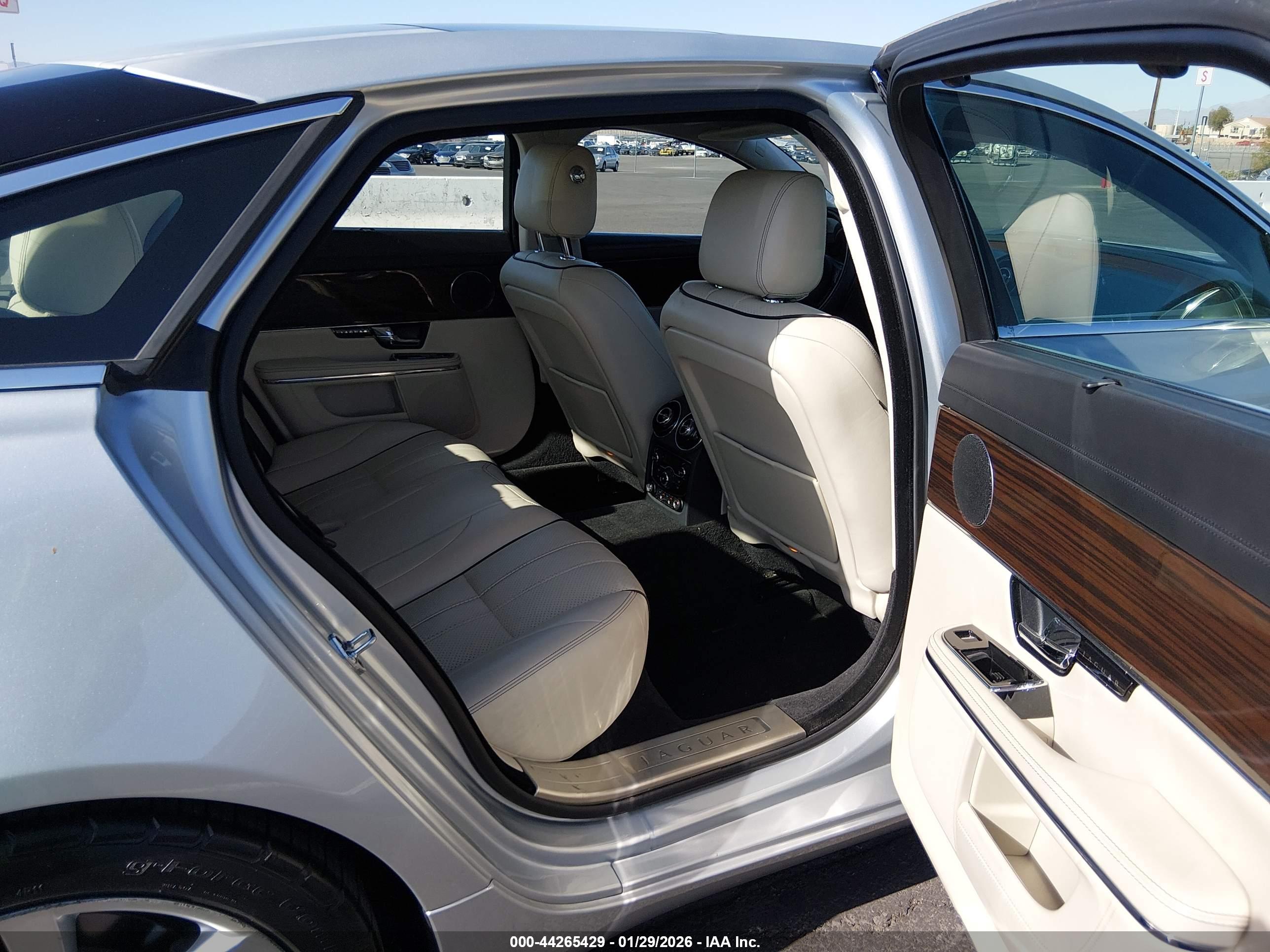 JAGUAR XJ image 8