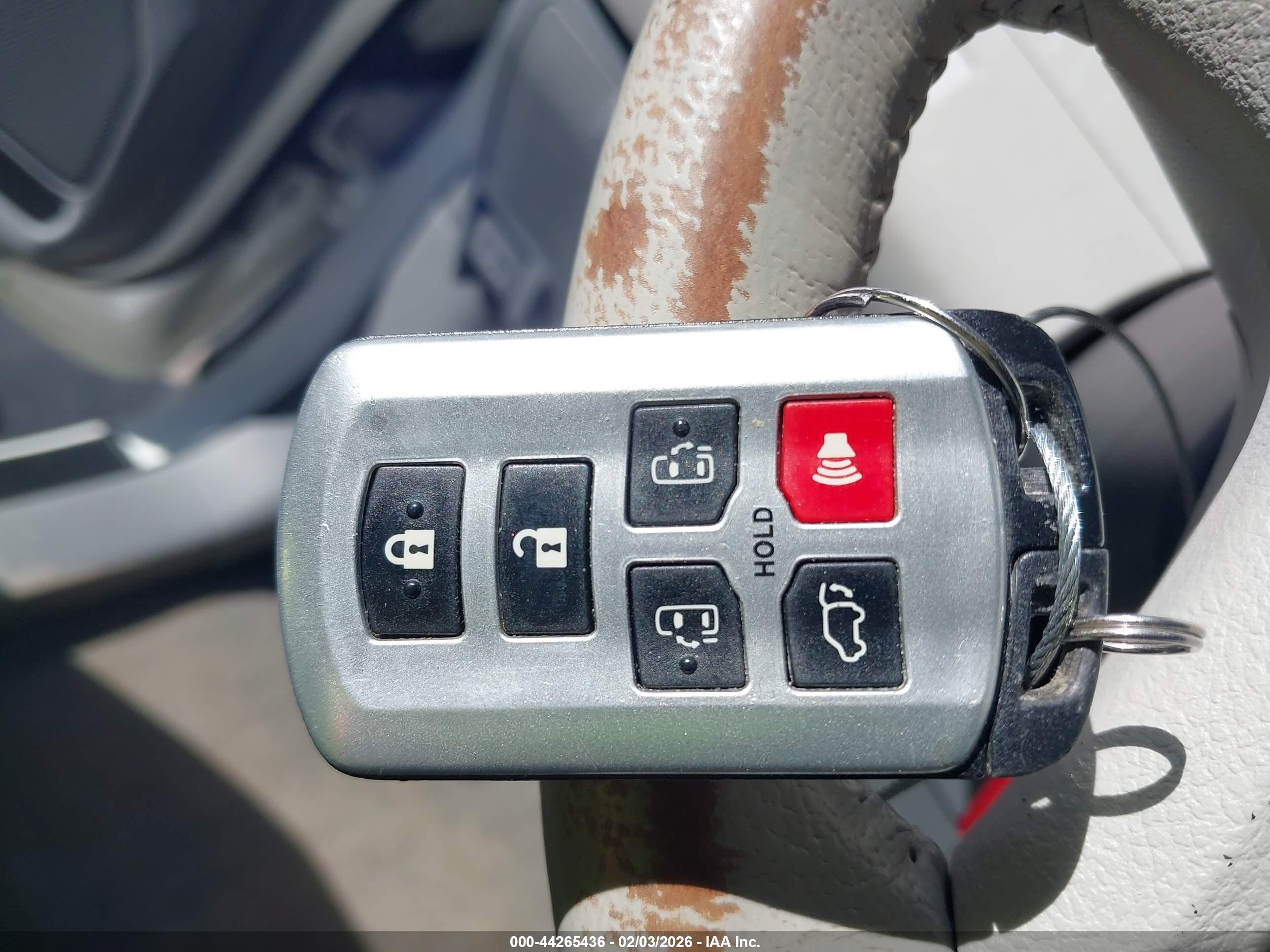 TOYOTA SIENNA image 11